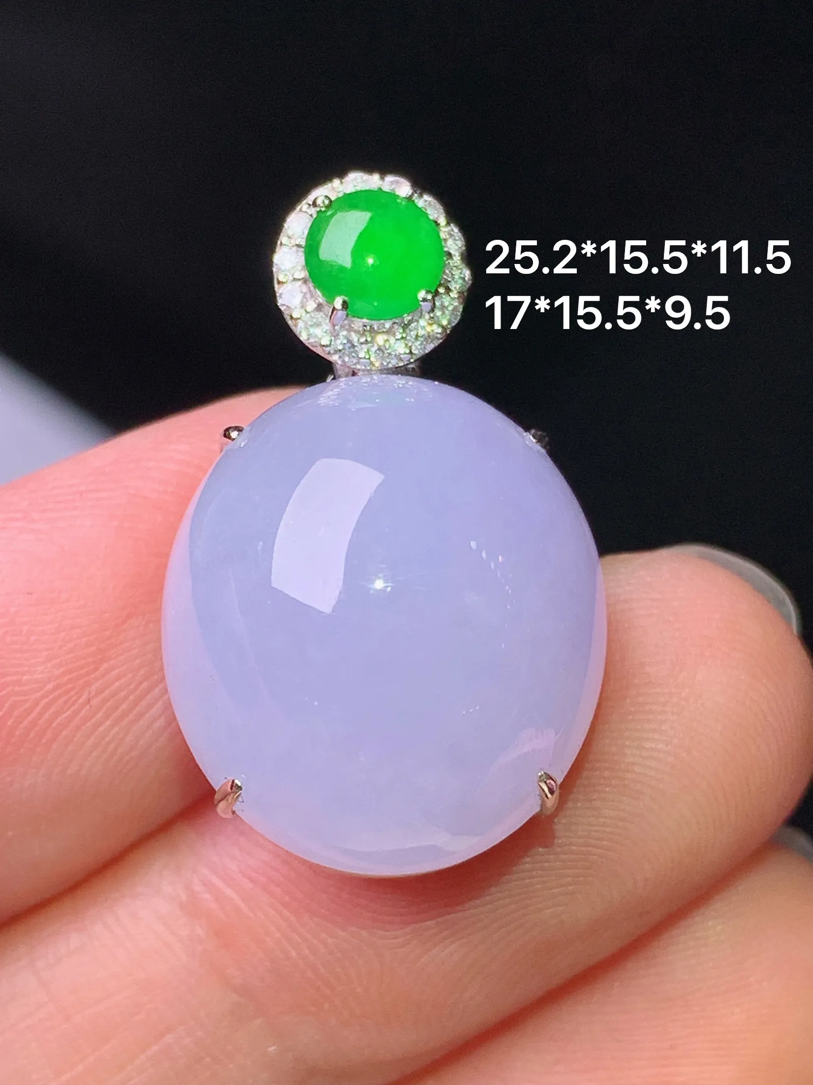 18k金钻镶嵌紫罗兰蛋面吊坠 玉质细腻 色泽艳丽清新 整体尺寸25.2*15.5*11.5