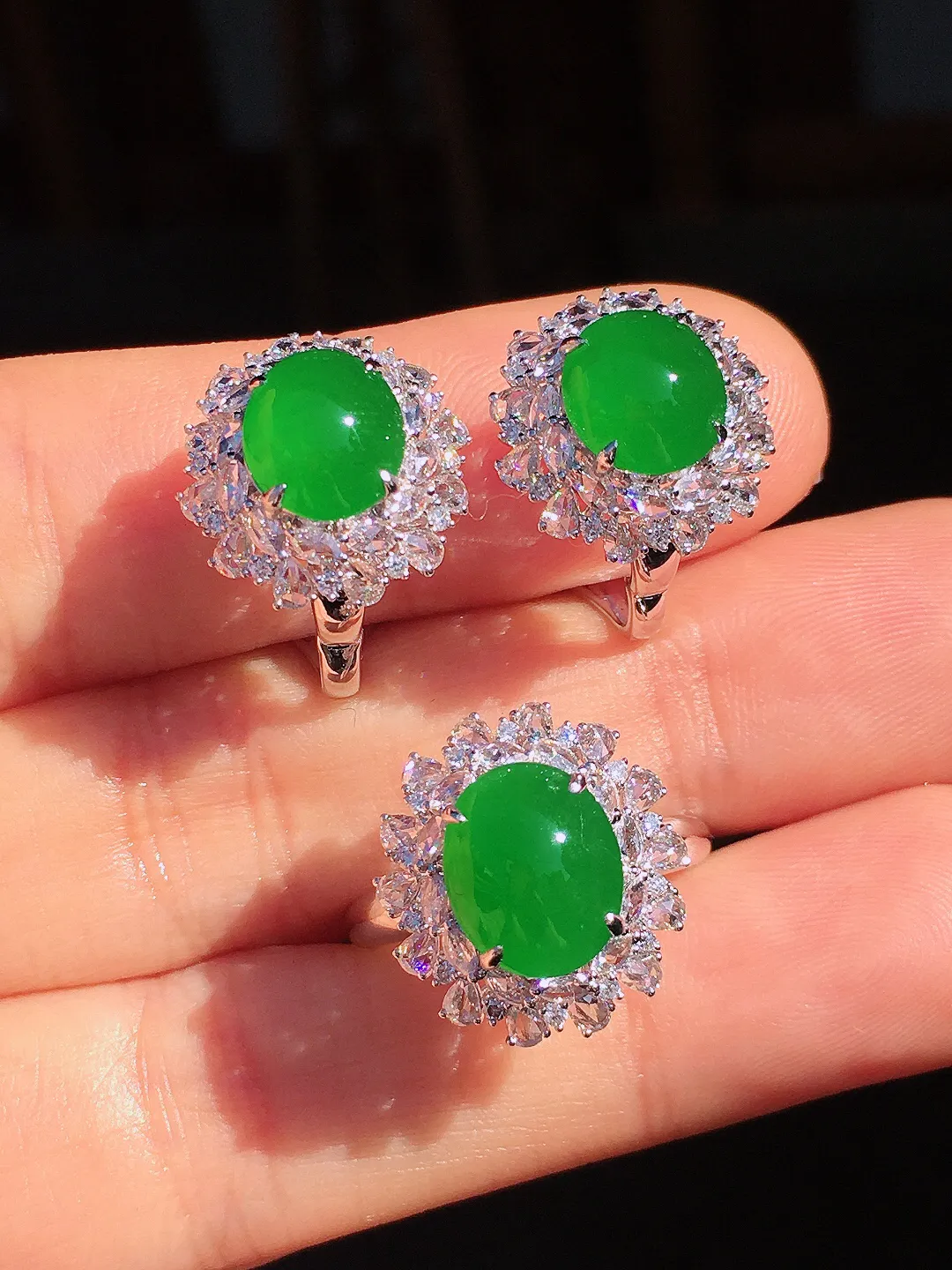 阳绿蛋面套装（耳钉+戒指），色泽均匀艳丽，玉质细腻，荧光感超
强，饱满圆润，尽显优雅气质，18k
金豪华镶嵌