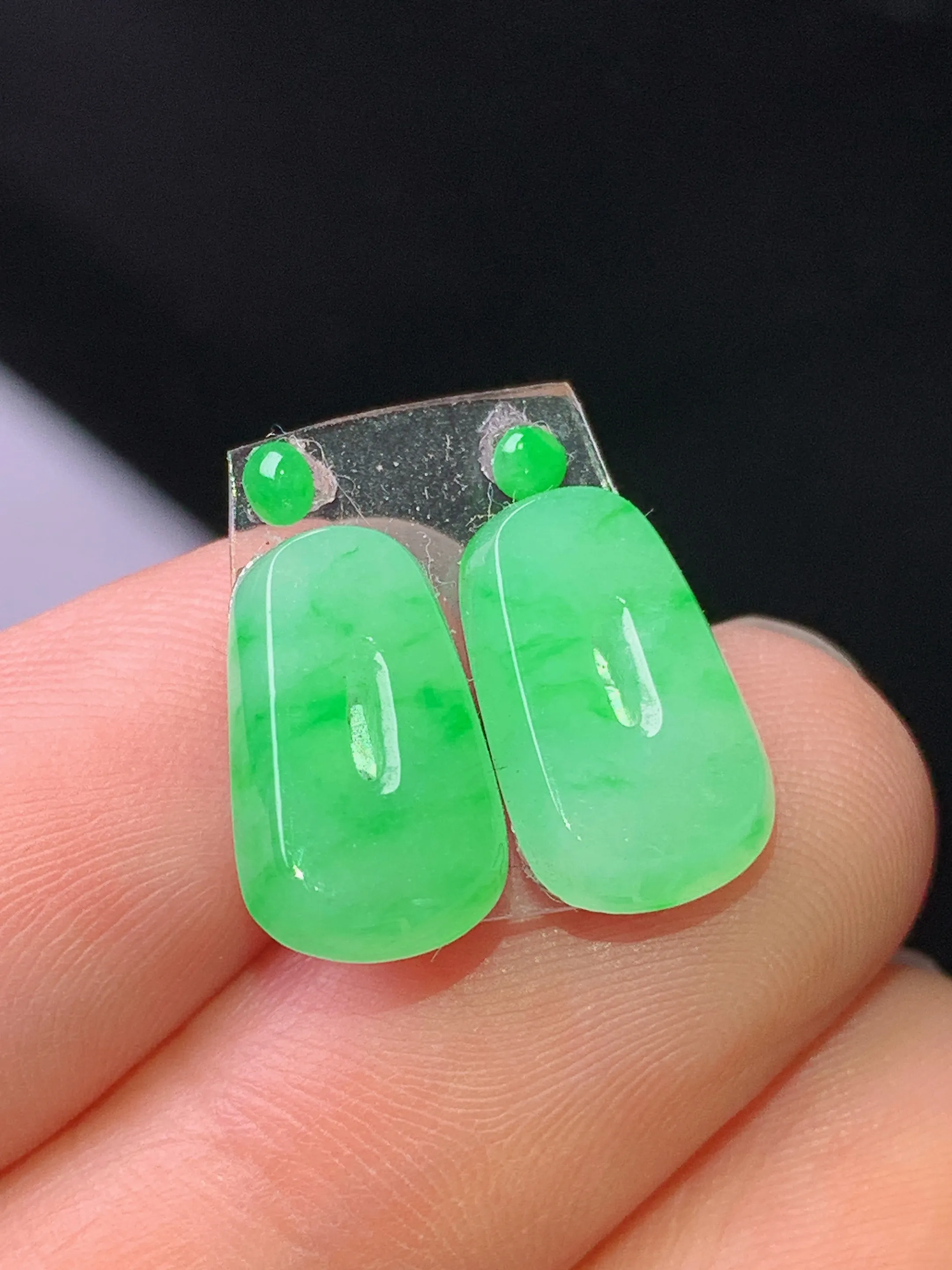 翠绿平安扣一对 玉质细腻 色泽艳丽清新 整体尺寸12.8*7.6*2.8