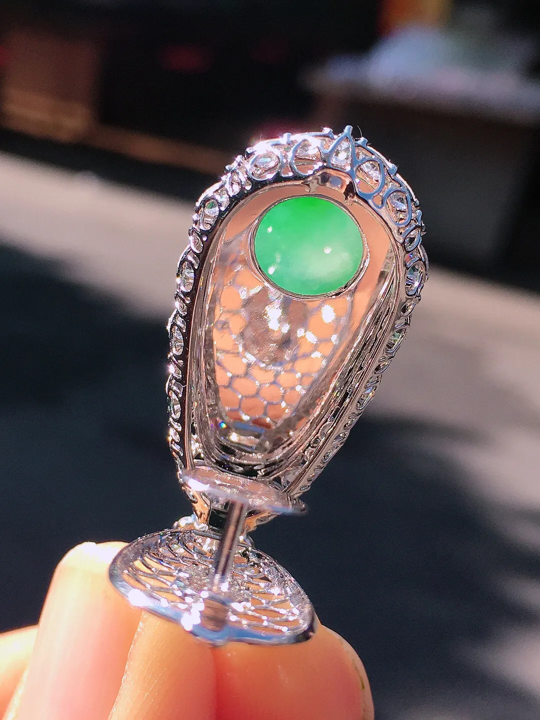 飘绿福豆吊坠，色泽艳丽，玉质细腻，荧光感超
强，饱满圆润，尽显优雅气质，18k
金豪华镶嵌