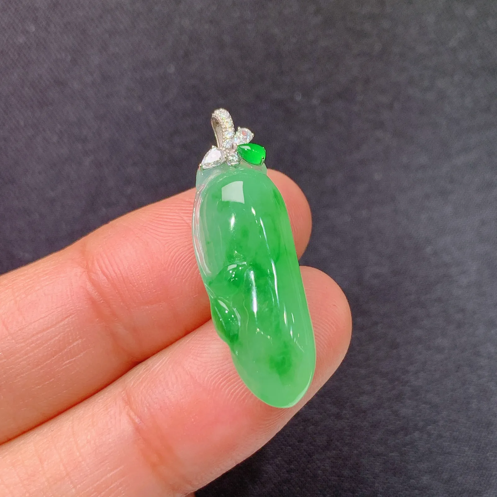 飘绿福瓜吊坠，18k金镶嵌，冰润色阳，玉质细腻，种水足，Xz 尺寸29.7*9.4*6.3