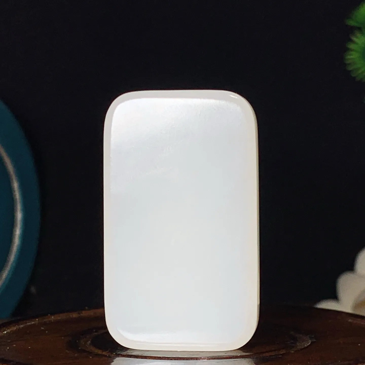 和田玉白玉普贤菩萨牌子挂件。尺寸50/30/10重33.8克 无裂无杂 玉质细腻油润 底色纯净 脂粉好，品质好。lt250106