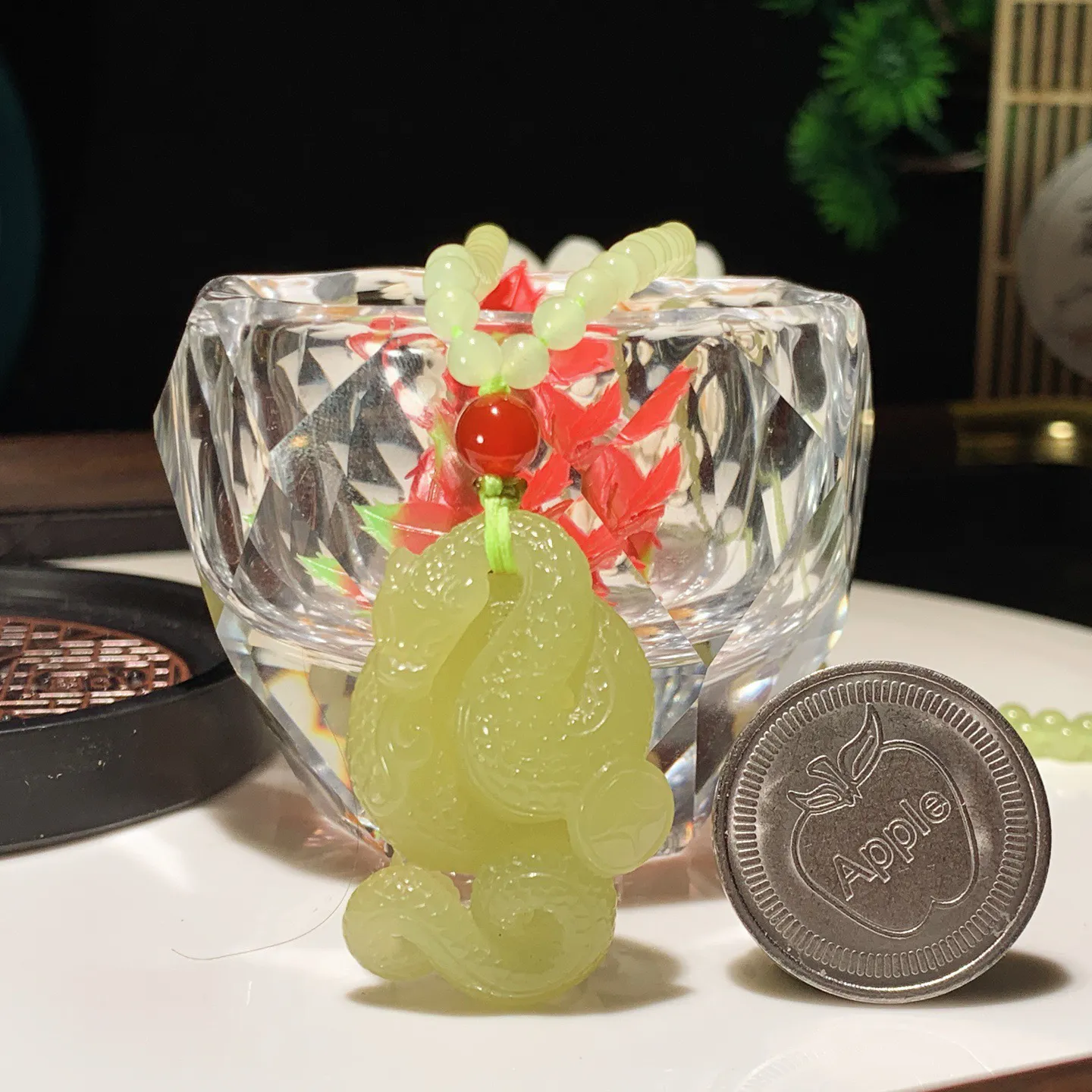 新疆和田玉若羌黄口料富贵缠身蛇挂件。尺寸36/25/11重26.6克 无裂无杂 玉质细腻油润 底色纯净 脂粉好，品质好。lt250106