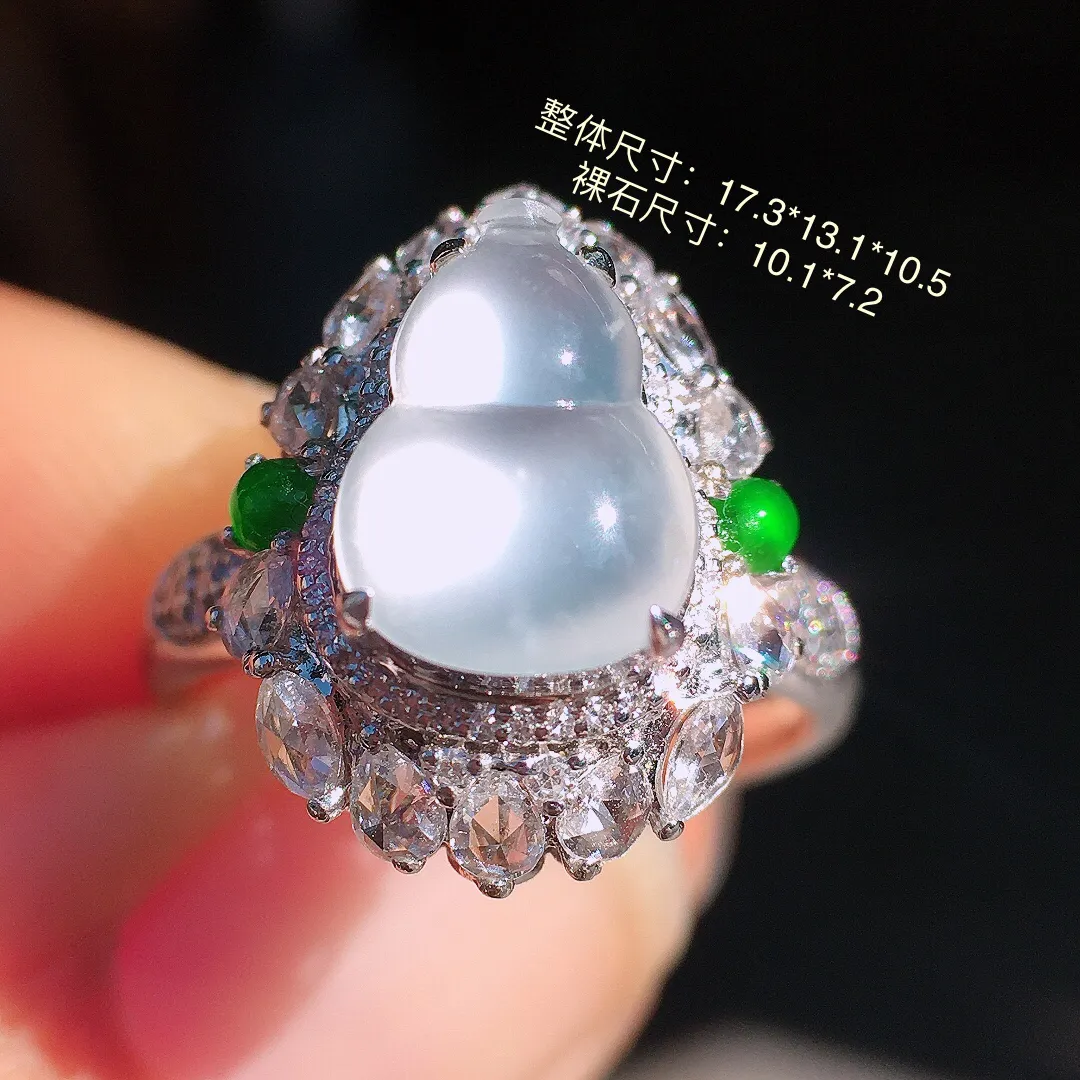 冰种葫芦戒指，玉质细腻，荧光感超
强，饱满圆润，尽显优雅气质，18k
金豪华镶嵌