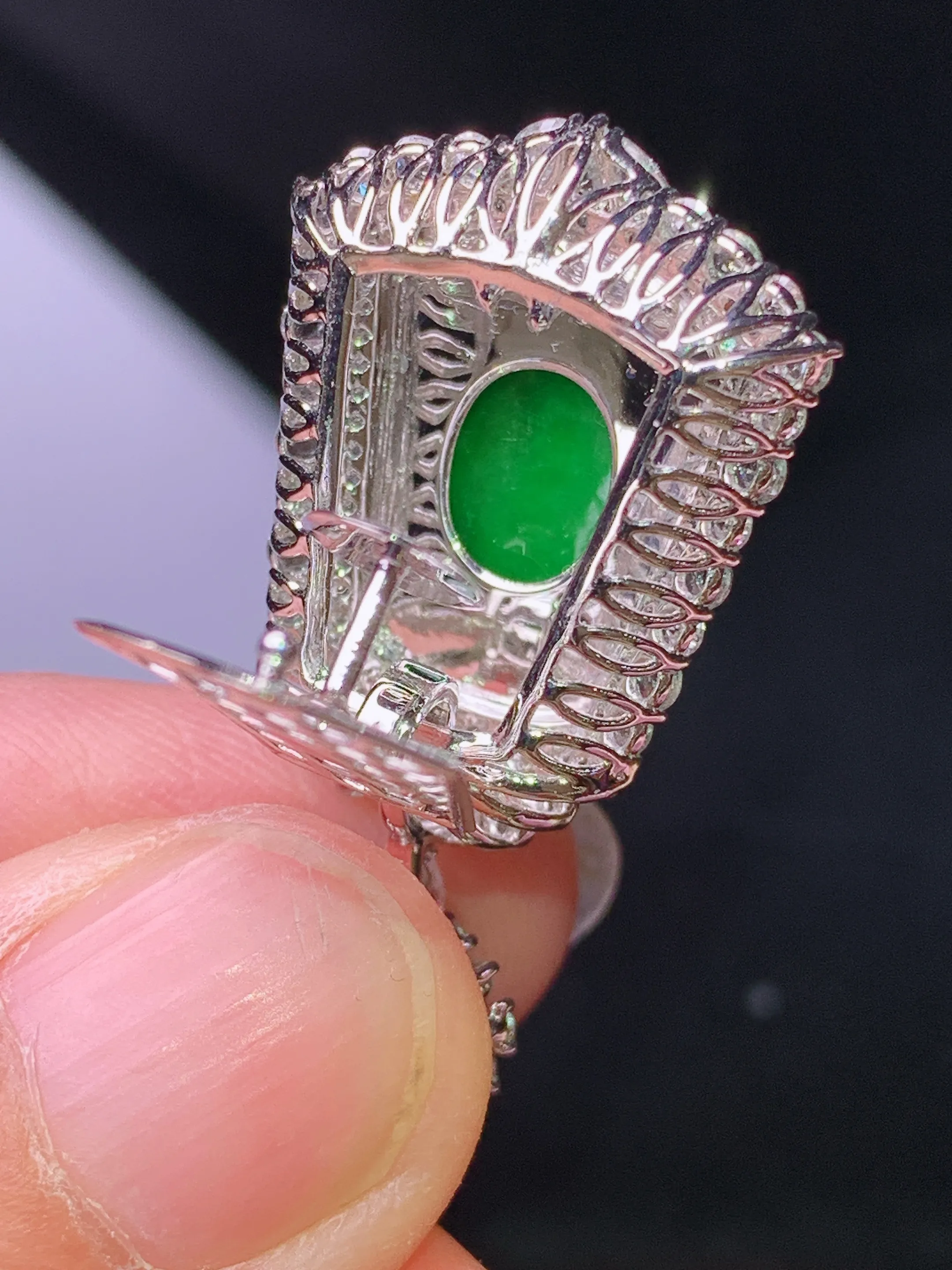 18k金钻镶嵌满绿无事牌吊坠 玉质细腻 色泽艳丽清新 整体尺寸33*18.5*7.6