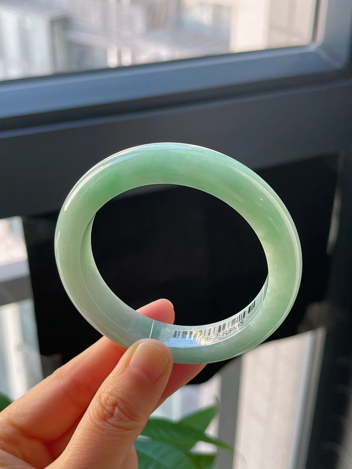 正圈55.6圈口，翡翠糯化种淡绿色手镯