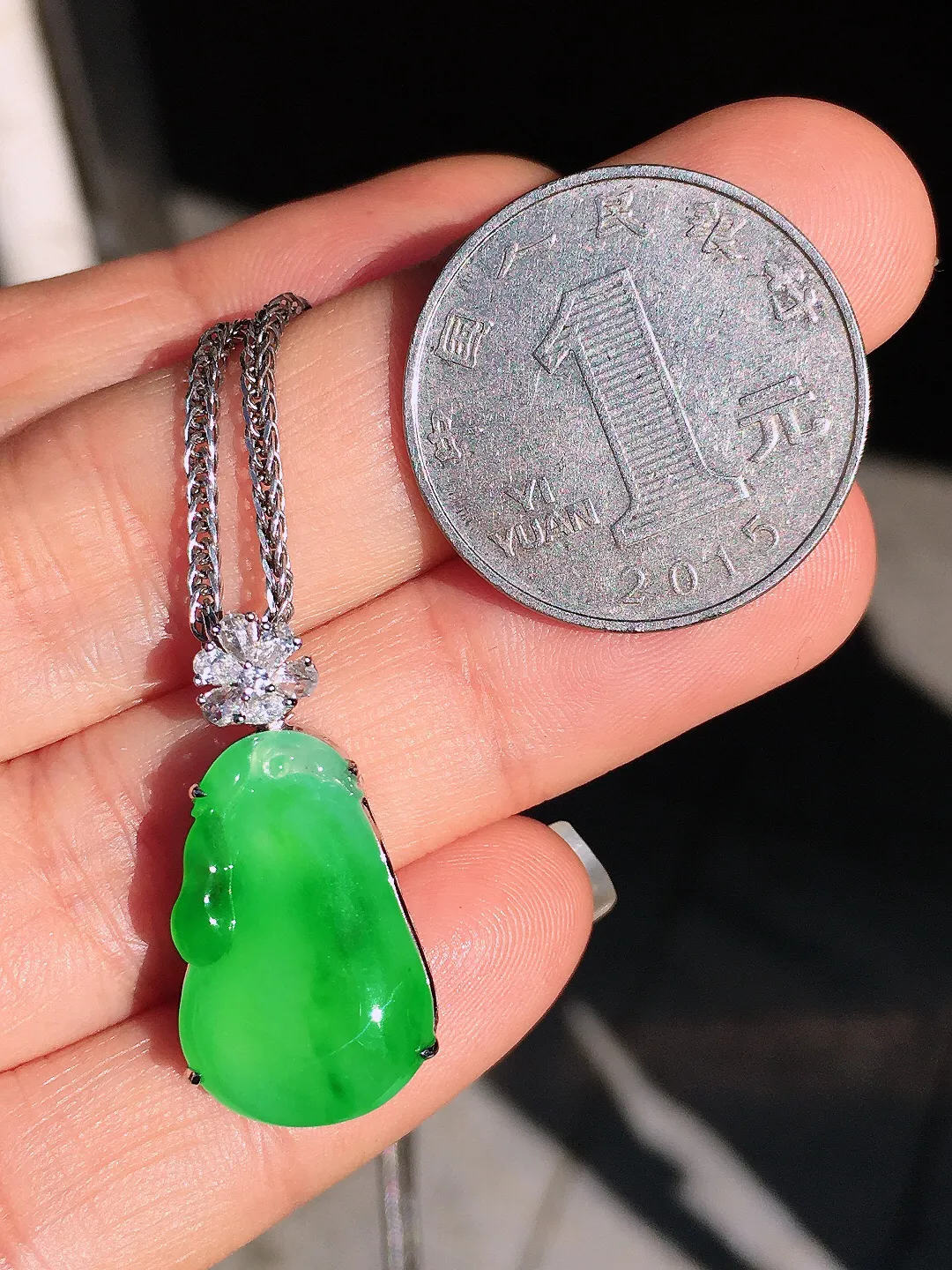 阳绿福瓜吊坠，色泽均匀艳丽，玉质细腻，荧光感超
强，饱满圆润，尽显优雅气质，18k
金豪华镶嵌