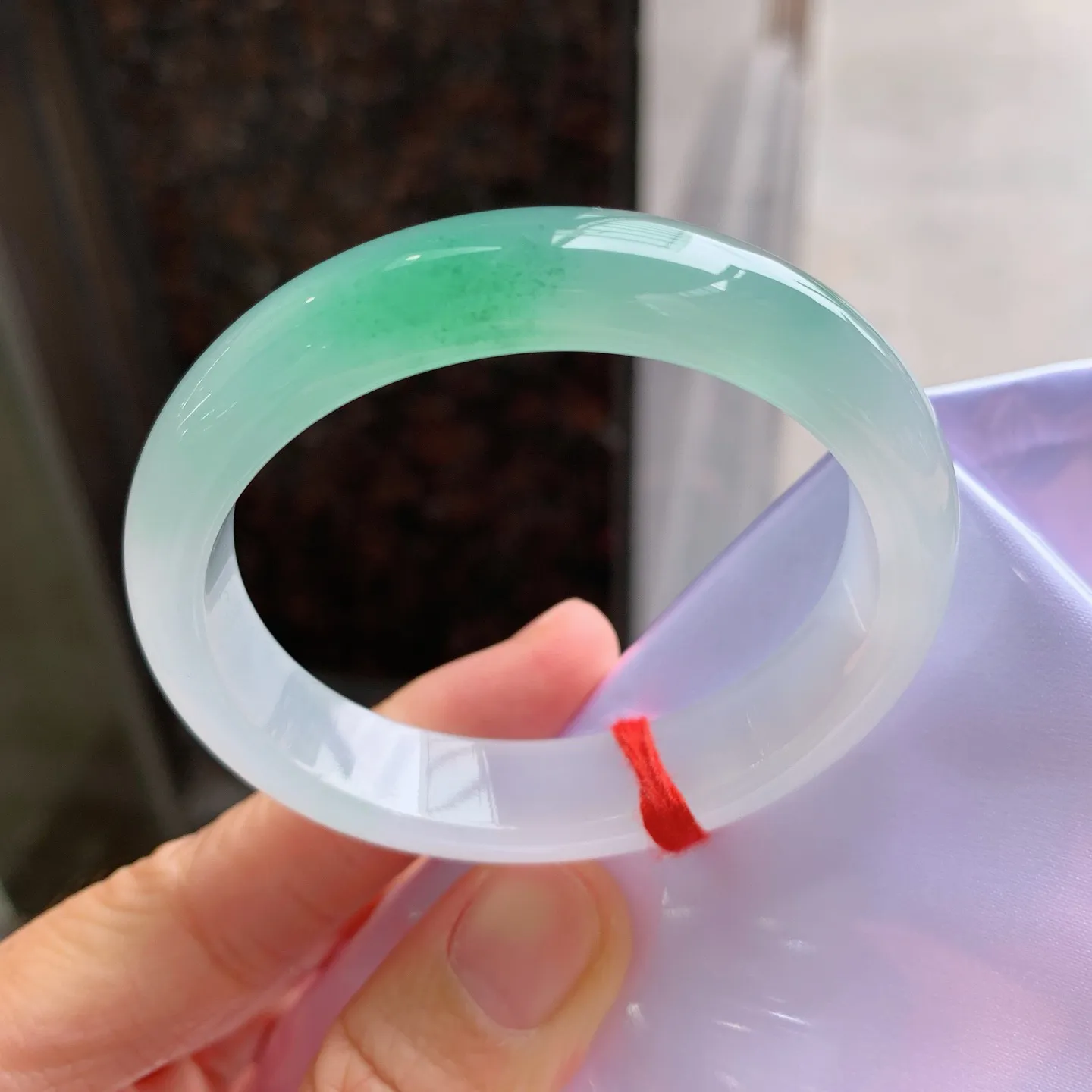 贵妃冰飘绿 无瑕 尺寸：52/46/12.3/7.5 小圈口