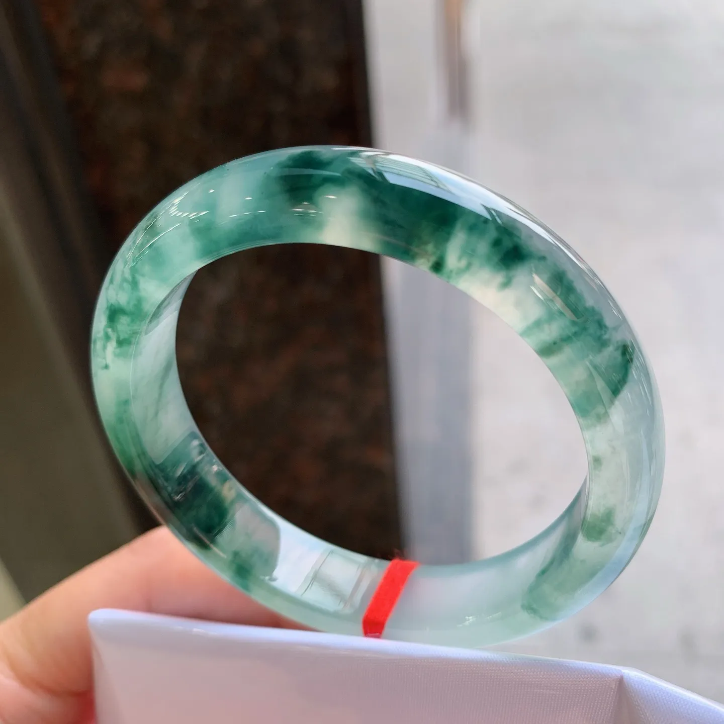 正圈冰飘花 无瑕 尺寸：55/12.1/7.8 起荧光