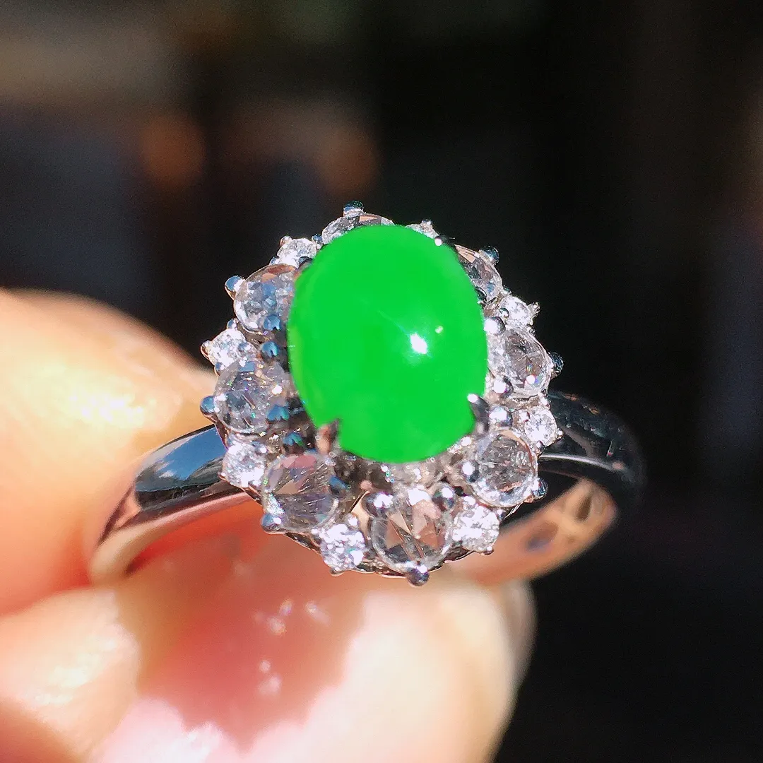 阳绿蛋面戒指，色泽均匀艳丽，玉质细腻，荧光感超
强，饱满圆润，尽显优雅气质，18k
金豪华镶嵌