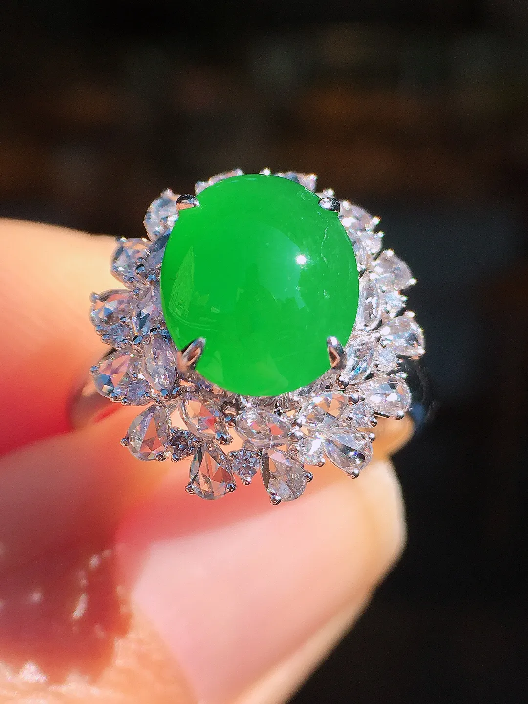 阳绿蛋面套装（耳钉+戒指），色泽均匀艳丽，玉质细腻，荧光感超
强，饱满圆润，尽显优雅气质，18k
金豪华镶嵌