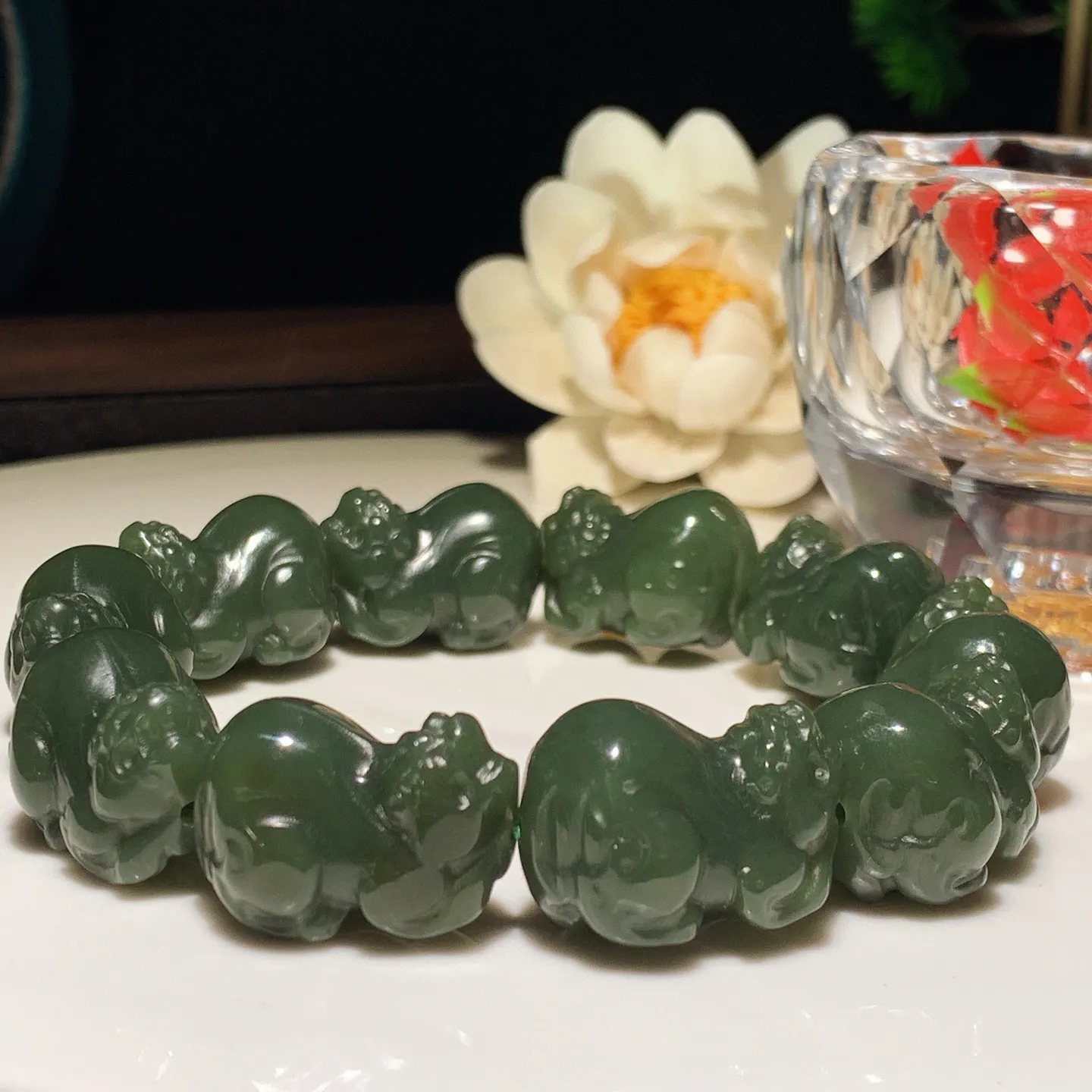 新疆和田玉青黄口料招财进宝貔貅手串。单颗尺寸23/16/16重80.5克 无裂无杂 玉质细腻油润 底色纯净 脂粉好，品质好。lt250106