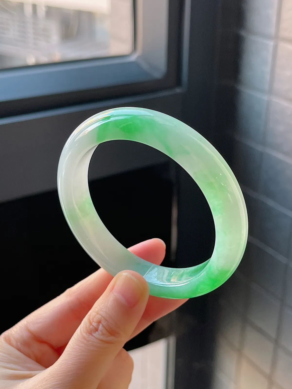 正圈56.8圈口，翡翠冰糯种飘绿手镯