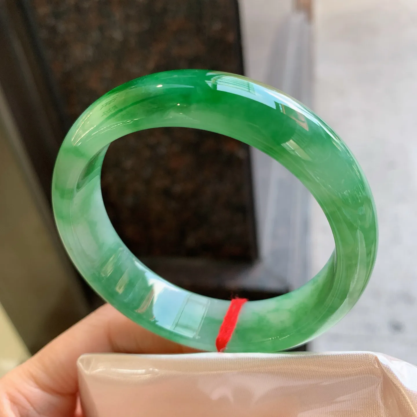 正圈飘绿 无瑕 尺寸：59/15.8/8.2 色辣大圈口