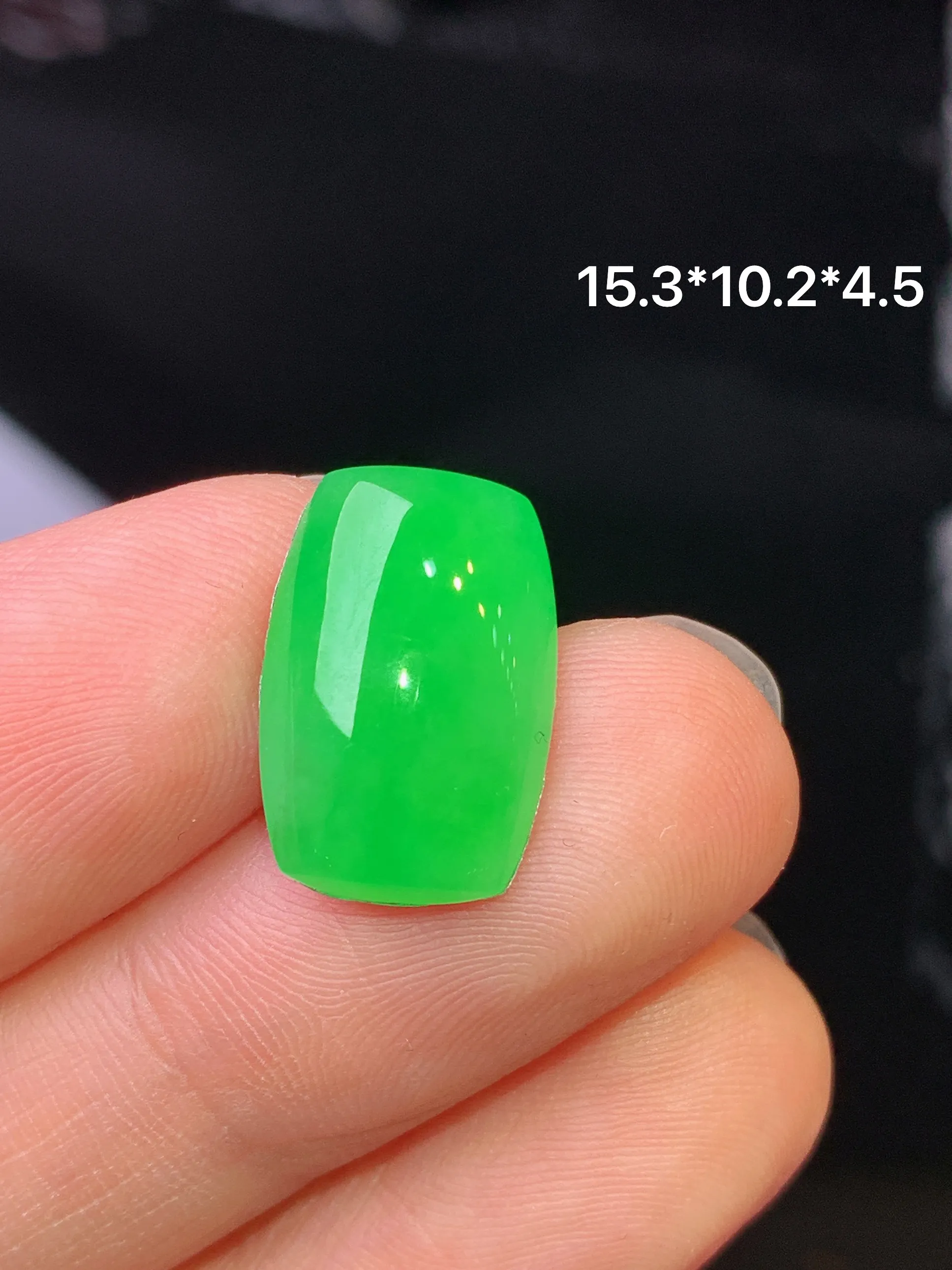 镶嵌款 满绿马鞍界面 玉质细腻 色泽艳丽清新 整体尺寸15.3*10.2*4.5