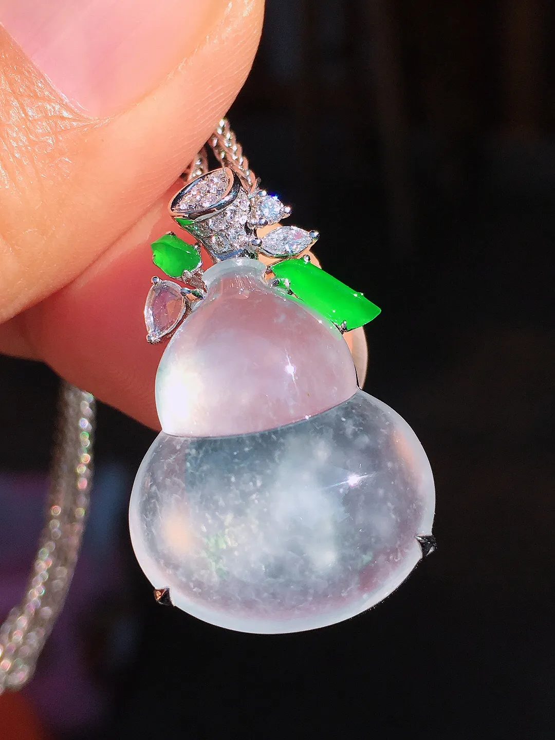 冰种葫芦吊坠，玉质细腻，荧光感超
强，饱满圆润，尽显优雅气质，18k
金豪华镶嵌