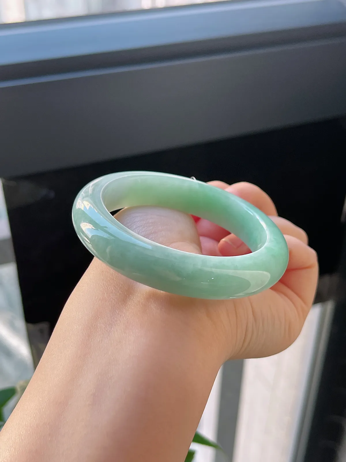 正圈55.6圈口，翡翠糯化种淡绿色手镯