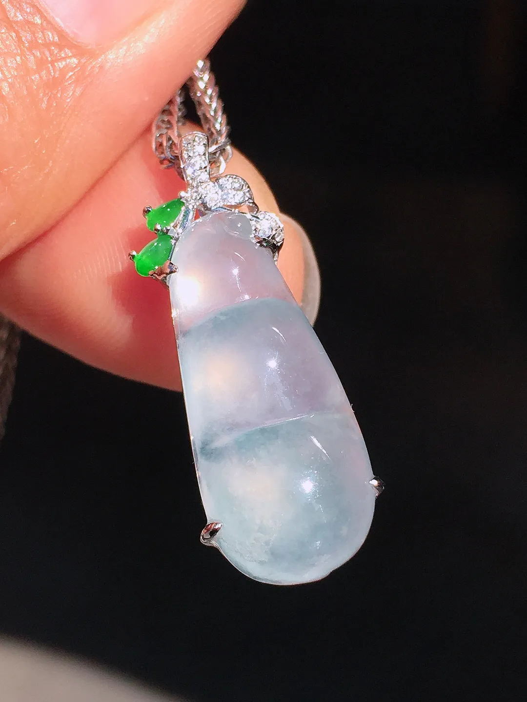 冰种福豆吊坠，玉质细腻，荧光感超
强，饱满圆润，尽显优雅气质，18k
金豪华镶嵌