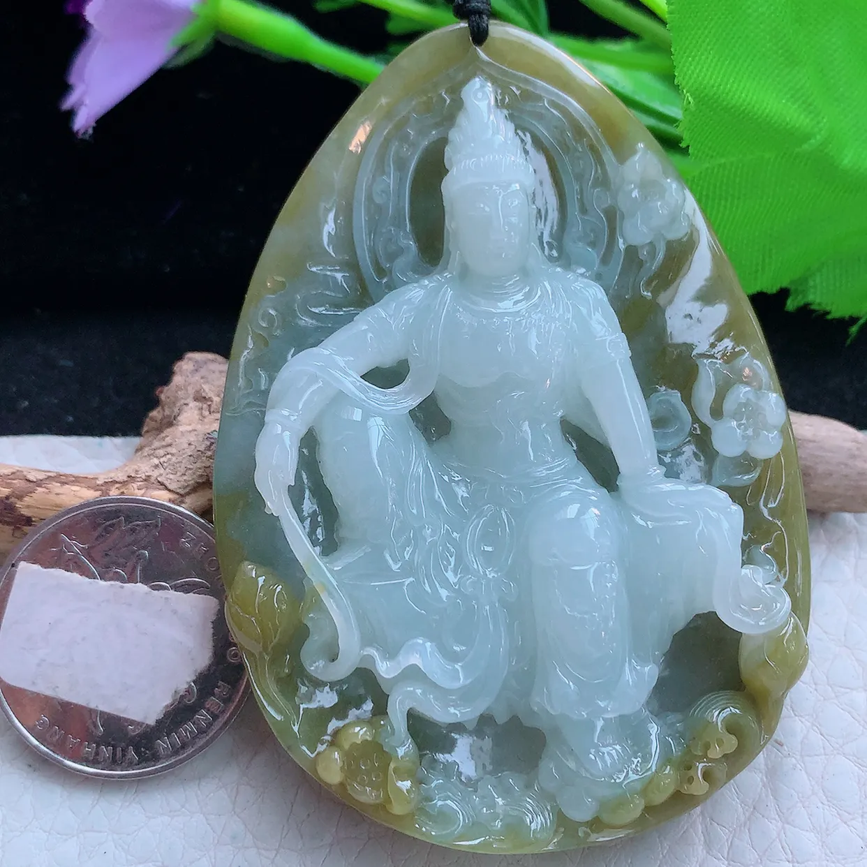 px实拍71.2*52.6*14.6俏色特色双彩缅甸翡翠精雕自在观音玉挂件