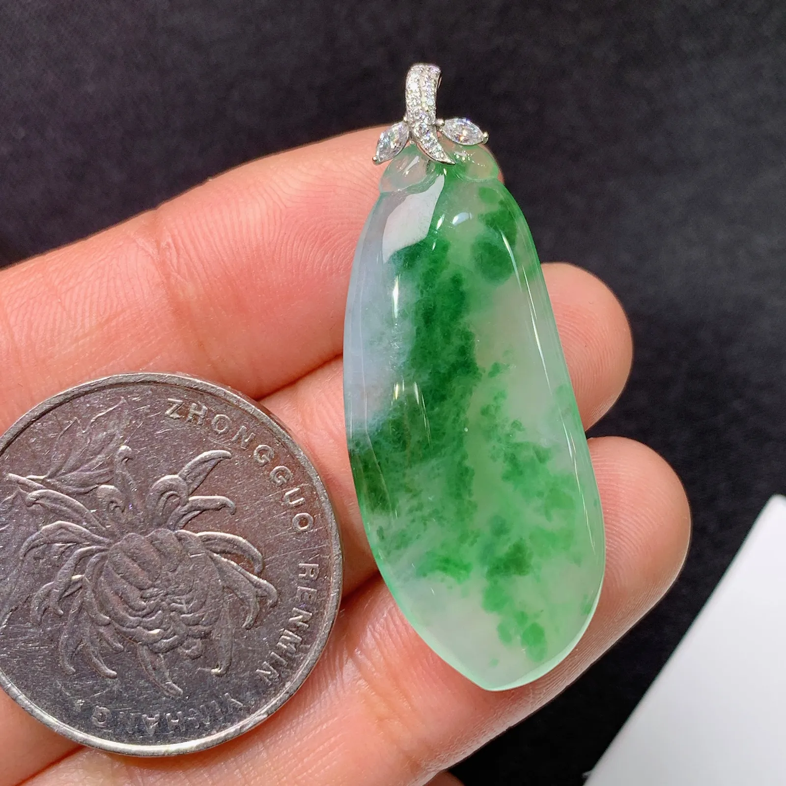 冰飘绿福瓜吊坠，18k金镶嵌，冰润色阳，玉质细腻，种水足，Xz 尺寸39.3*14.8*4.2