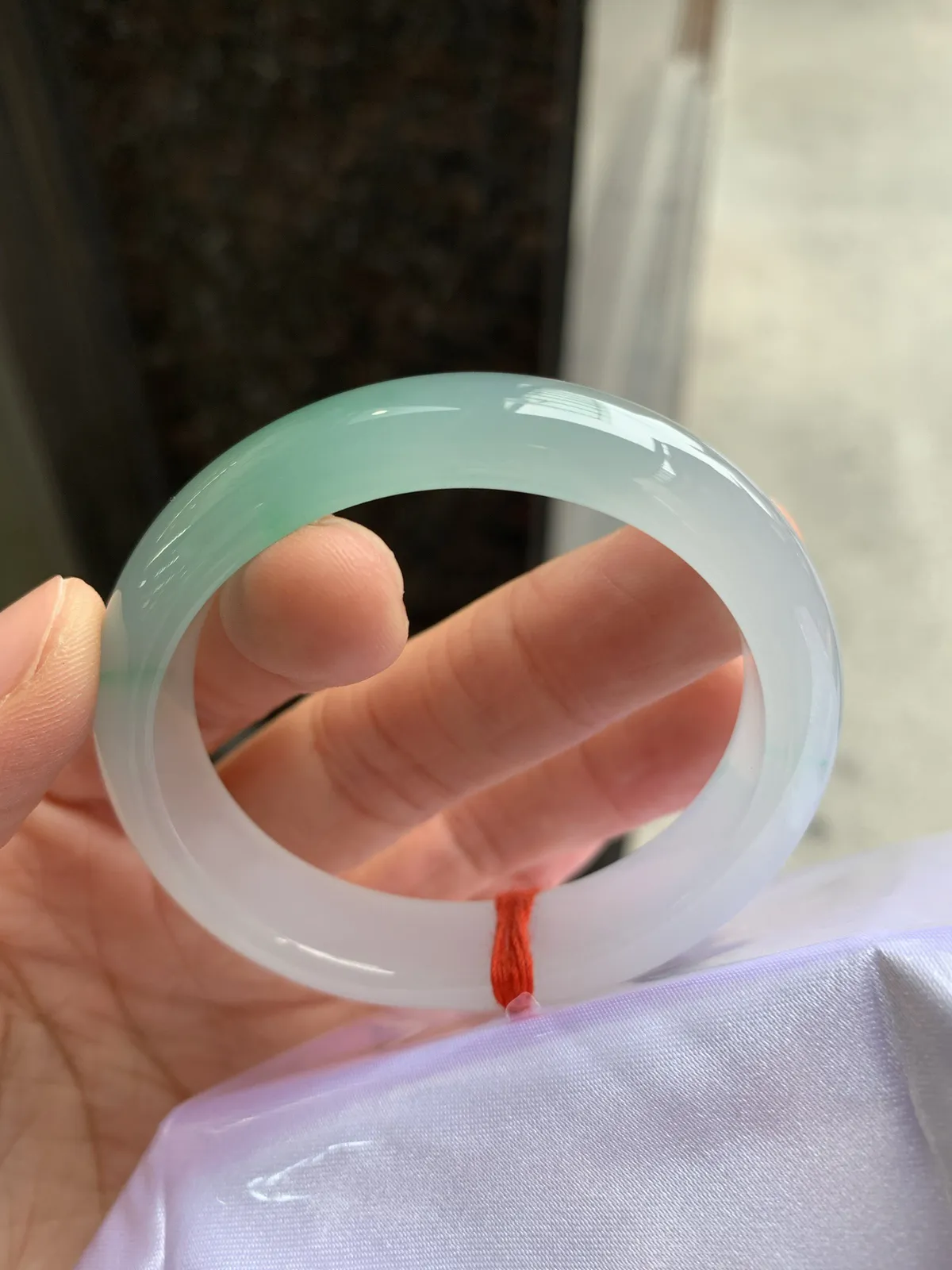 贵妃冰飘绿 无瑕 尺寸：52/46/12.3/7.5 小圈口