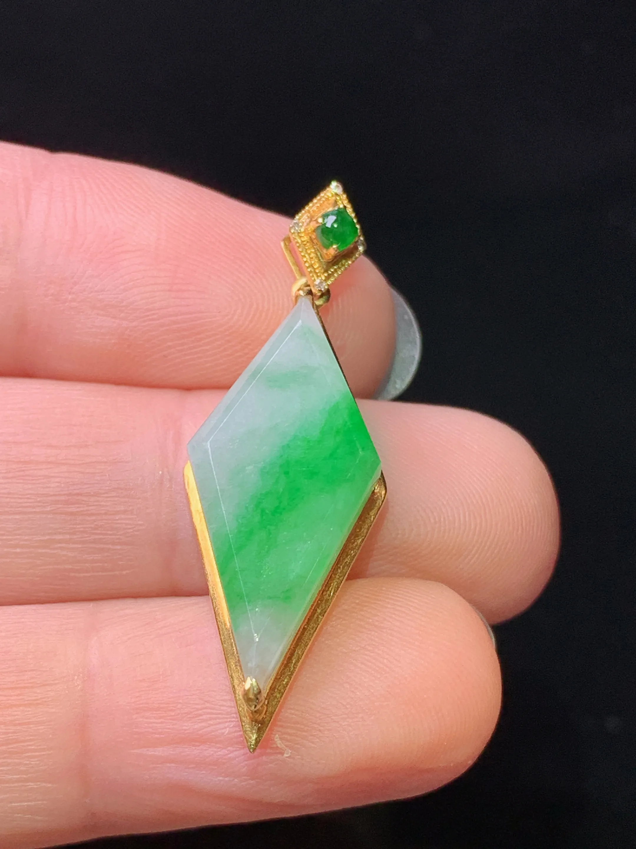 18k金镶嵌方形吊坠 玉质细腻 色泽艳丽清新 整体尺寸35.2*11.8*6