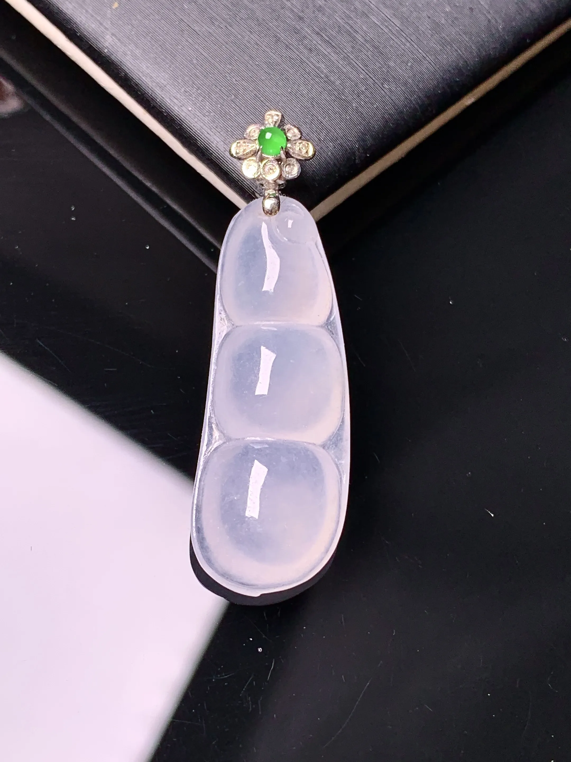 18k金镶嵌冰种四季豆吊坠 玉质细腻 色泽艳丽清新 整体尺寸36.8*11.2*5.5