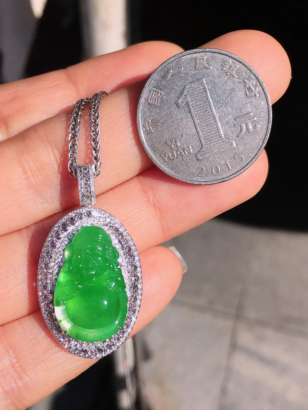 阳绿【财神爷】吊坠，色泽均匀艳丽，玉质细腻，荧光感超
强，饱满圆润，尽显优雅气质，18k
金豪华镶嵌