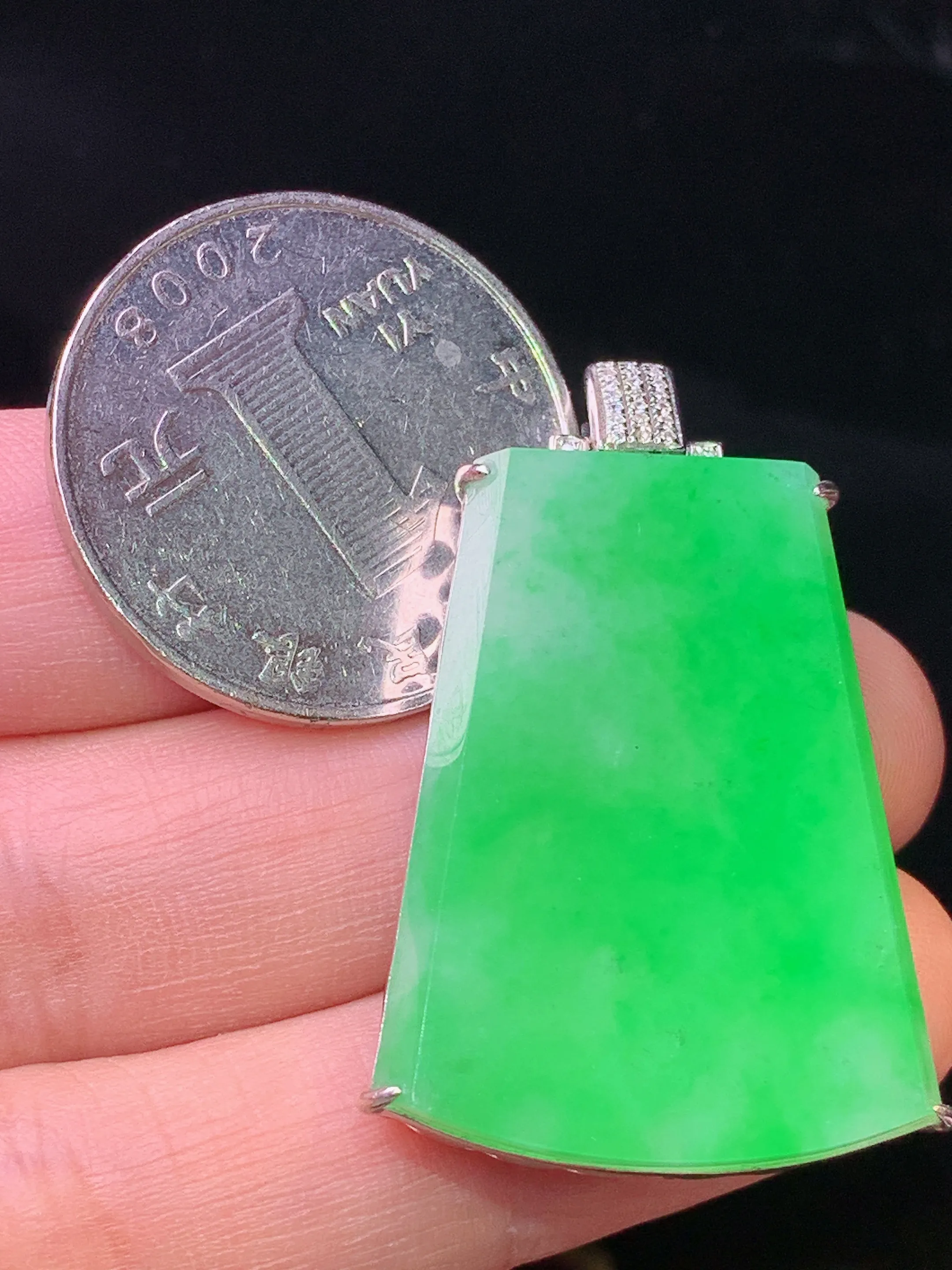 18k金钻镶嵌翠绿无事牌吊坠 玉质细腻 色泽艳丽清新 整体尺寸37.6*23*7