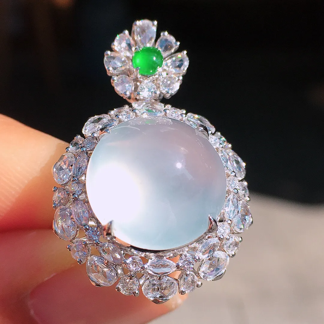 冰种蛋面戒指/吊坠两用款，玉质细腻，荧光感超
强，饱满圆润，尽显优雅气质，18k
金豪华镶嵌