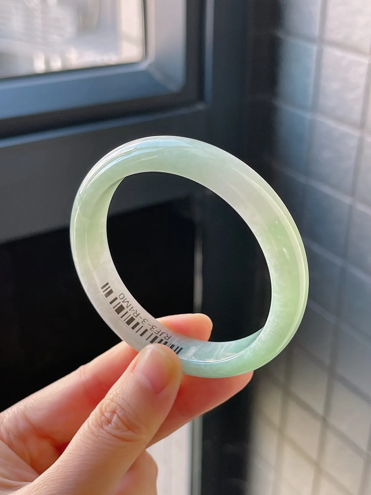 正圈55.1圈口，翡翠糯化种淡绿色手镯