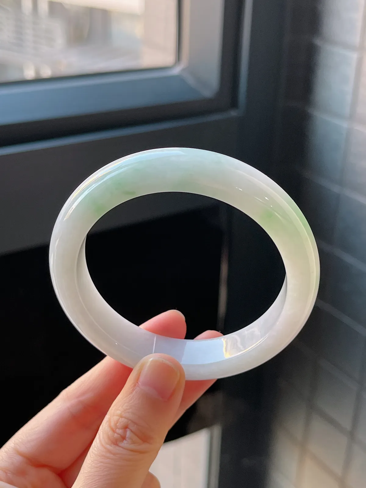 正圈56.2圈口，翡翠糯化种飘绿手镯，带镯心