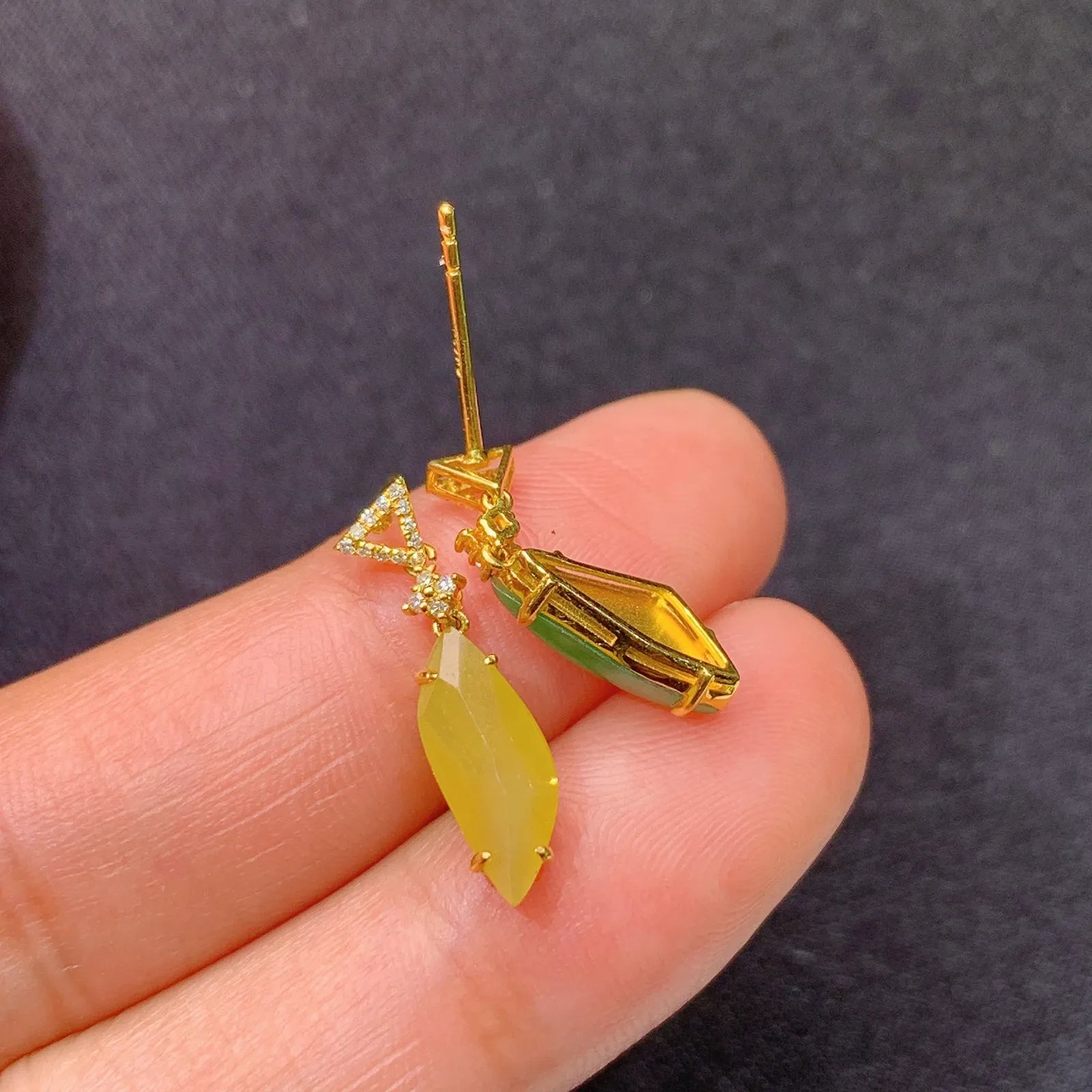 冰黄阳绿随形耳坠，AB款，18k金镶嵌，冰润鲜艳，种水足，Wx 尺寸11.2*4.2*3