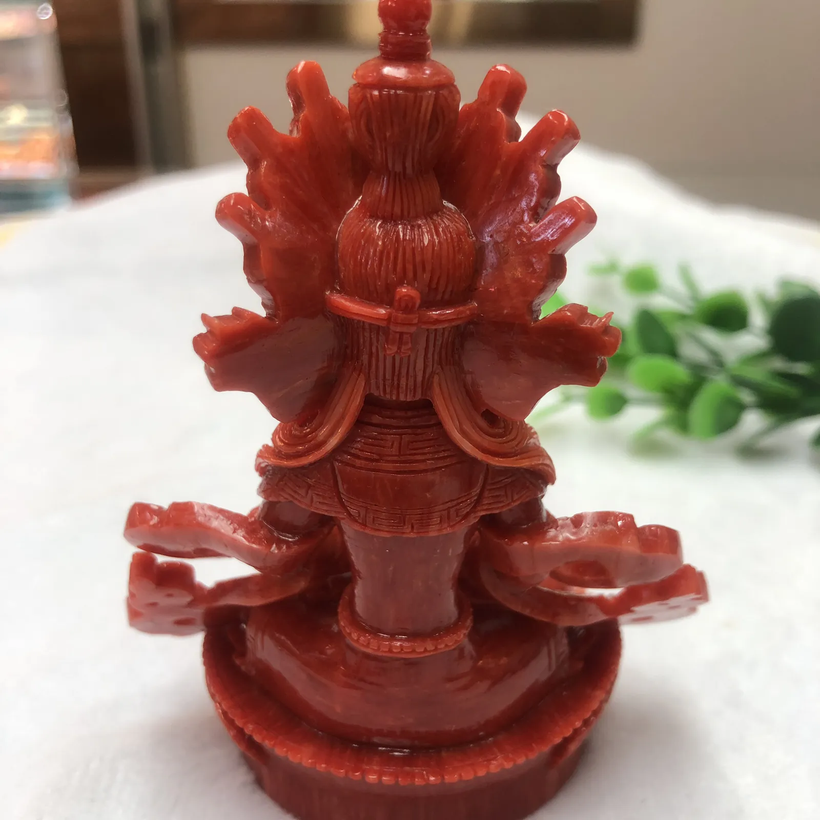 【红珊瑚长寿佛中号摆件】意大利产地，天然沙丁珊瑚料，深红颜色，釆用台湾拼接手工工艺，精雕细镂，底部有开孔可藏经文，手工工序复杂，高约109.2mm，宽约80.3mm，厚42.2mm。重量127.46克！天然绿松石点缀！收藏供奉价值高！