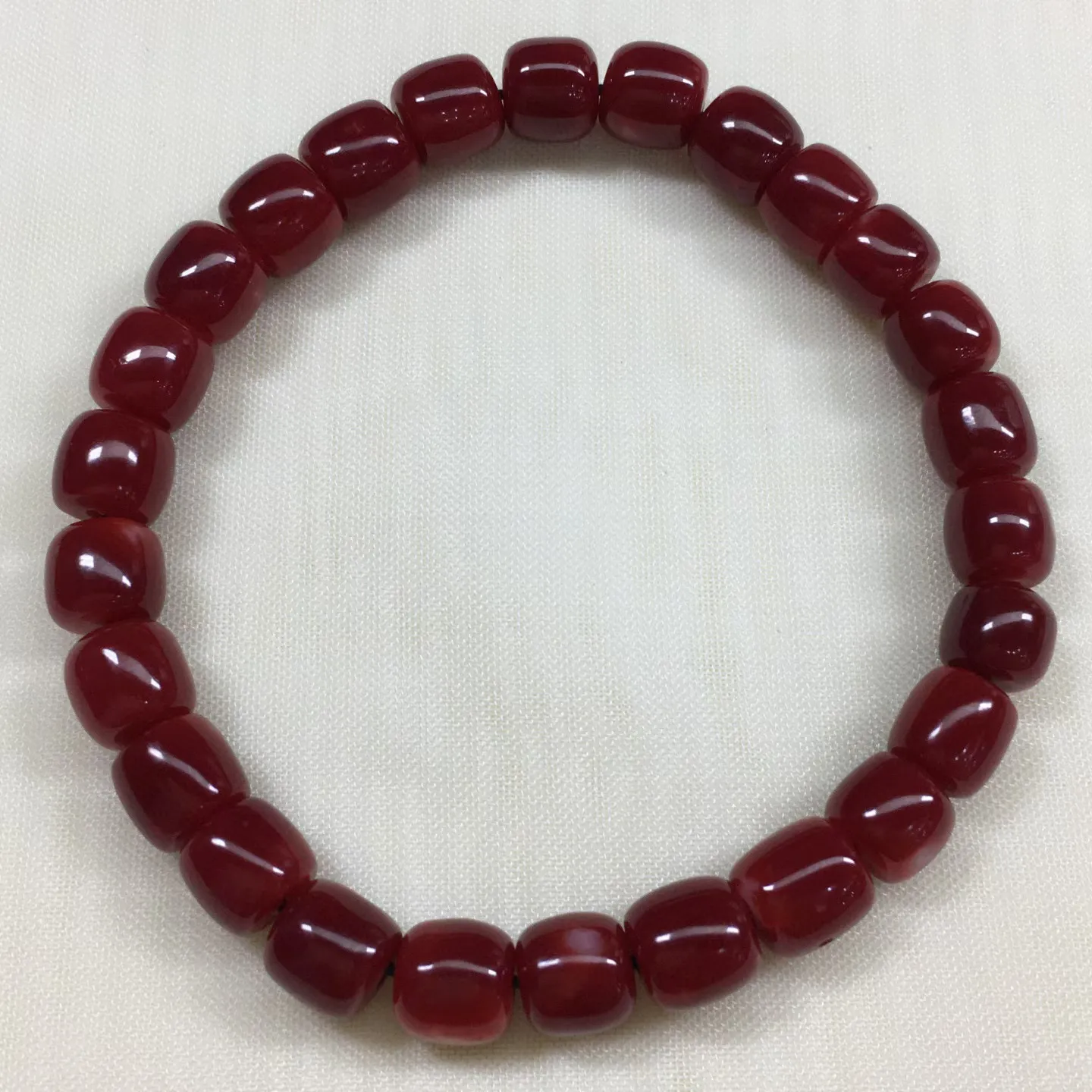 【天然日本阿卡赤血牛血红珊瑚7.1mm老型桶珠单手串】️遇不可求！日本产地，阿卡材料，赤血牛血红颜色，光泽柔润透亮，直径约7.1-6.6mm，重量14.39克，珊瑚本为佛教珍宝，来自深海千年生长，有生长纹，属于有机宝石，气场强大，稀少珍贵！每粒均为天然无添加无修补！少虫眼少白芯！收藏精品！传承宝贝！