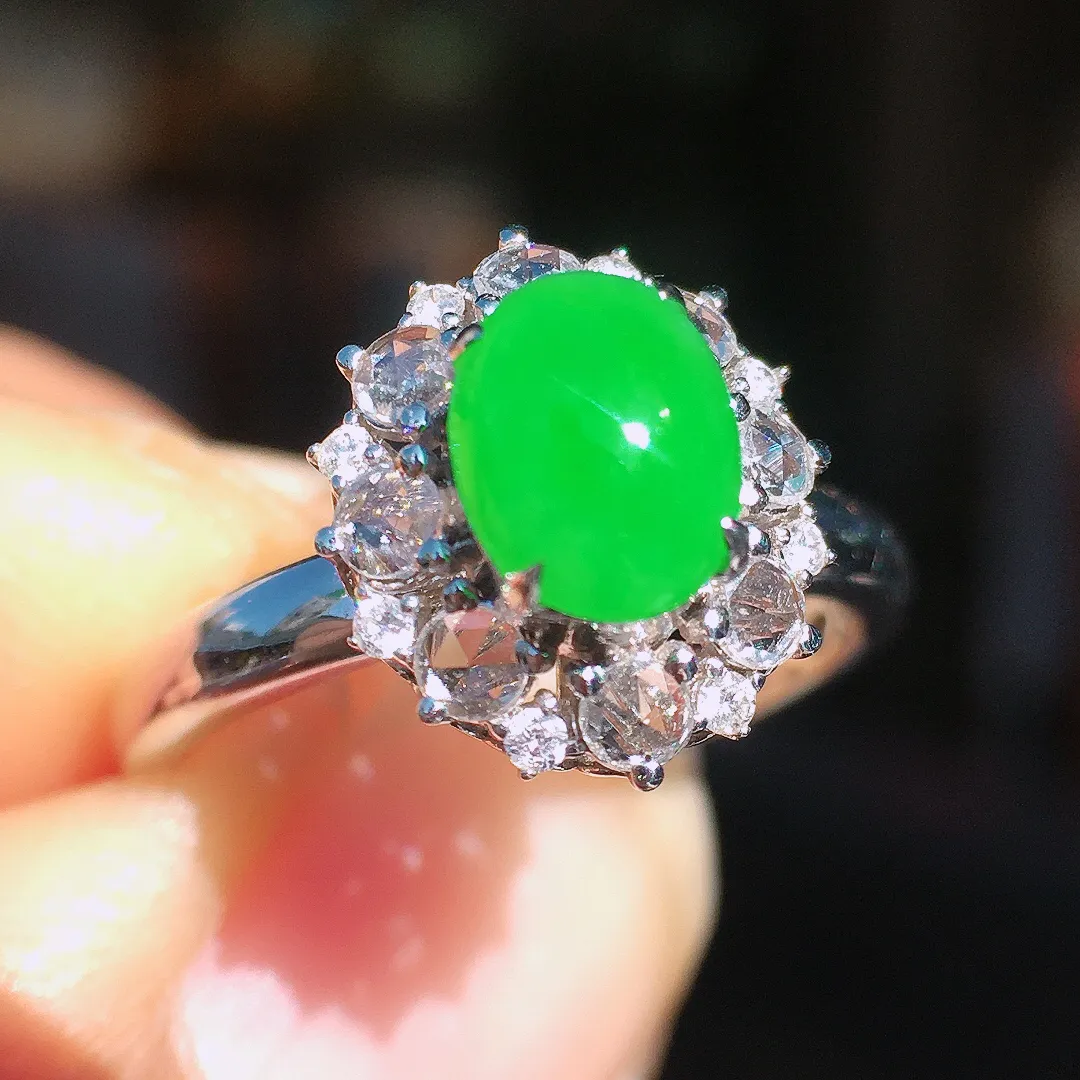 阳绿蛋面戒指，色泽均匀艳丽，玉质细腻，荧光感超
强，饱满圆润，尽显优雅气质，18k
金豪华镶嵌