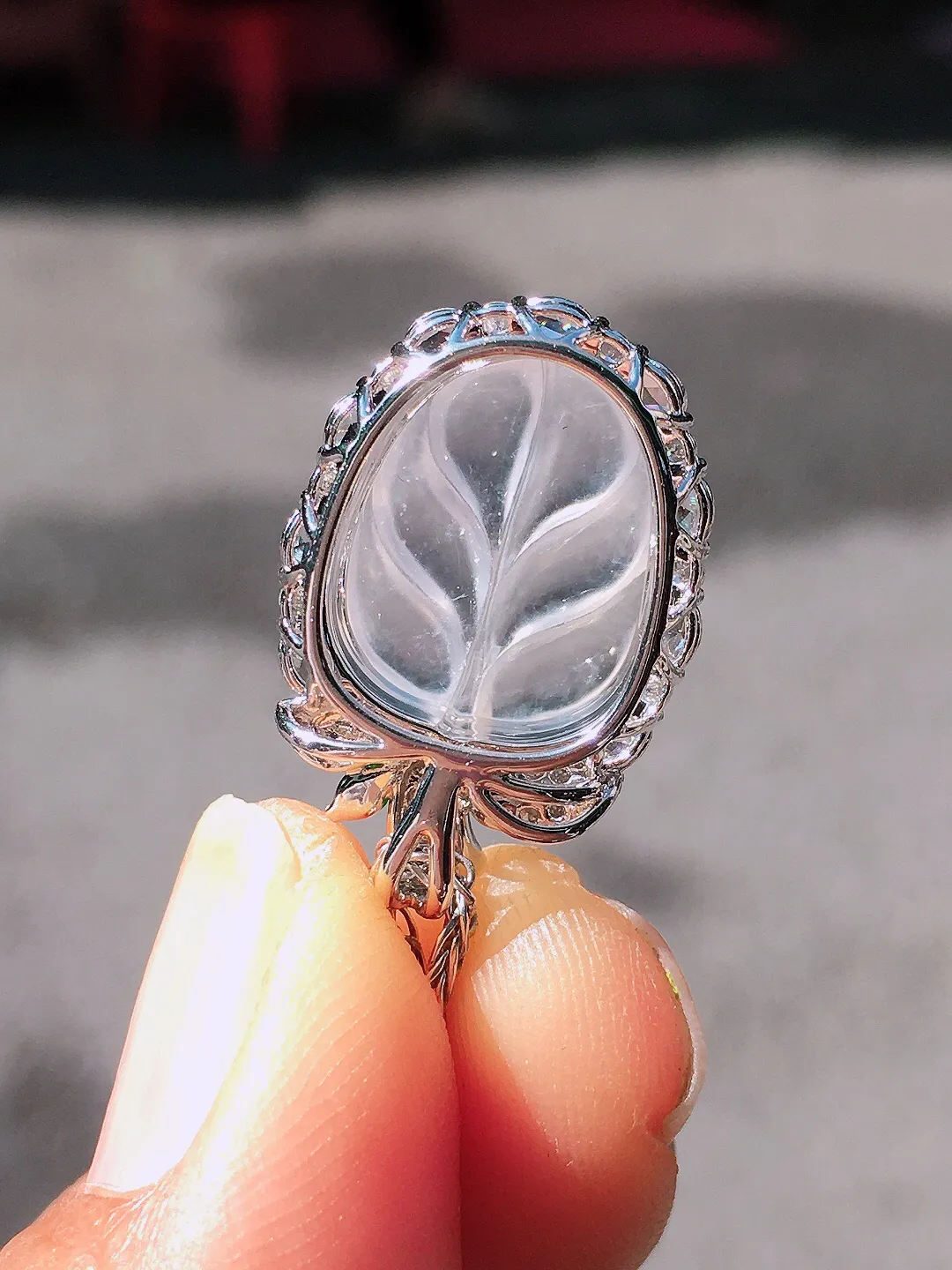 冰种玉叶吊坠，玉质细腻，荧光感超
强，饱满圆润，尽显优雅气质，18k
金豪华镶嵌