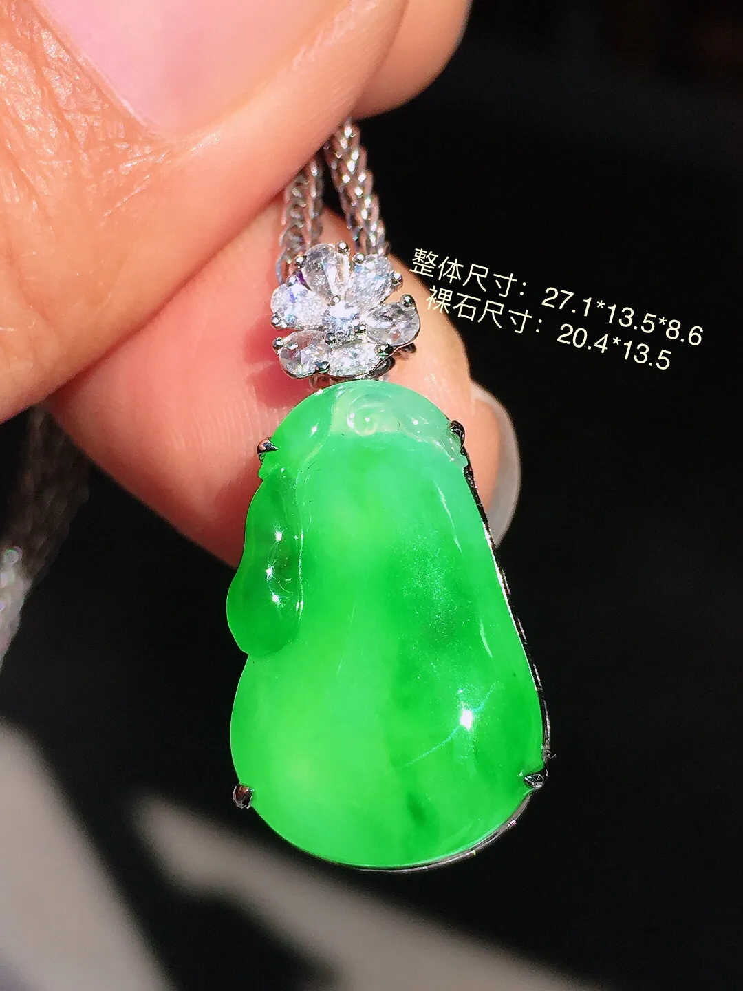 阳绿福瓜吊坠，色泽均匀艳丽，玉质细腻，荧光感超
强，饱满圆润，尽显优雅气质，18k
金豪华镶嵌