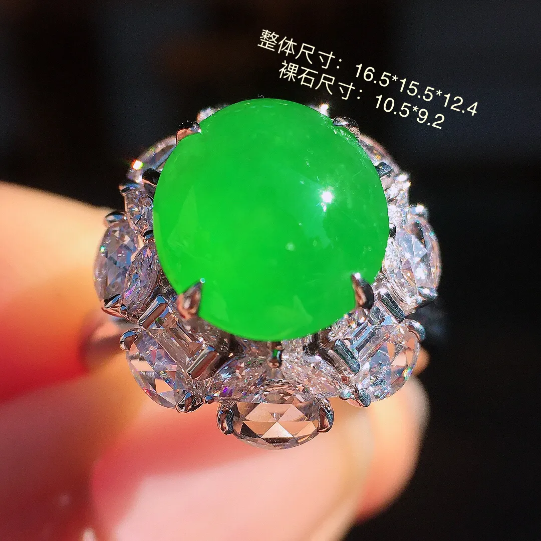 阳绿蛋面戒指，色泽均匀艳丽，玉质细腻，荧光感超
强，饱满圆润，尽显优雅气质，18k
金豪华镶嵌