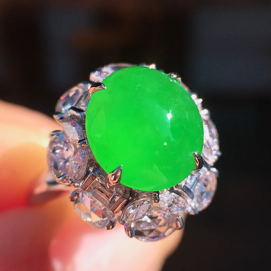 阳绿蛋面戒指，色泽均匀艳丽，玉质细腻，荧光感超
强，饱满圆润，尽显优雅气质，18k
金豪华镶嵌