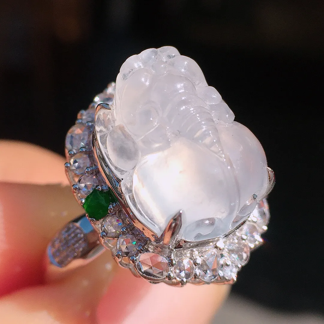 冰种貔貅戒指，玉质细腻，荧光感超
强，饱满圆润，尽显优雅气质，18k
金豪华镶嵌