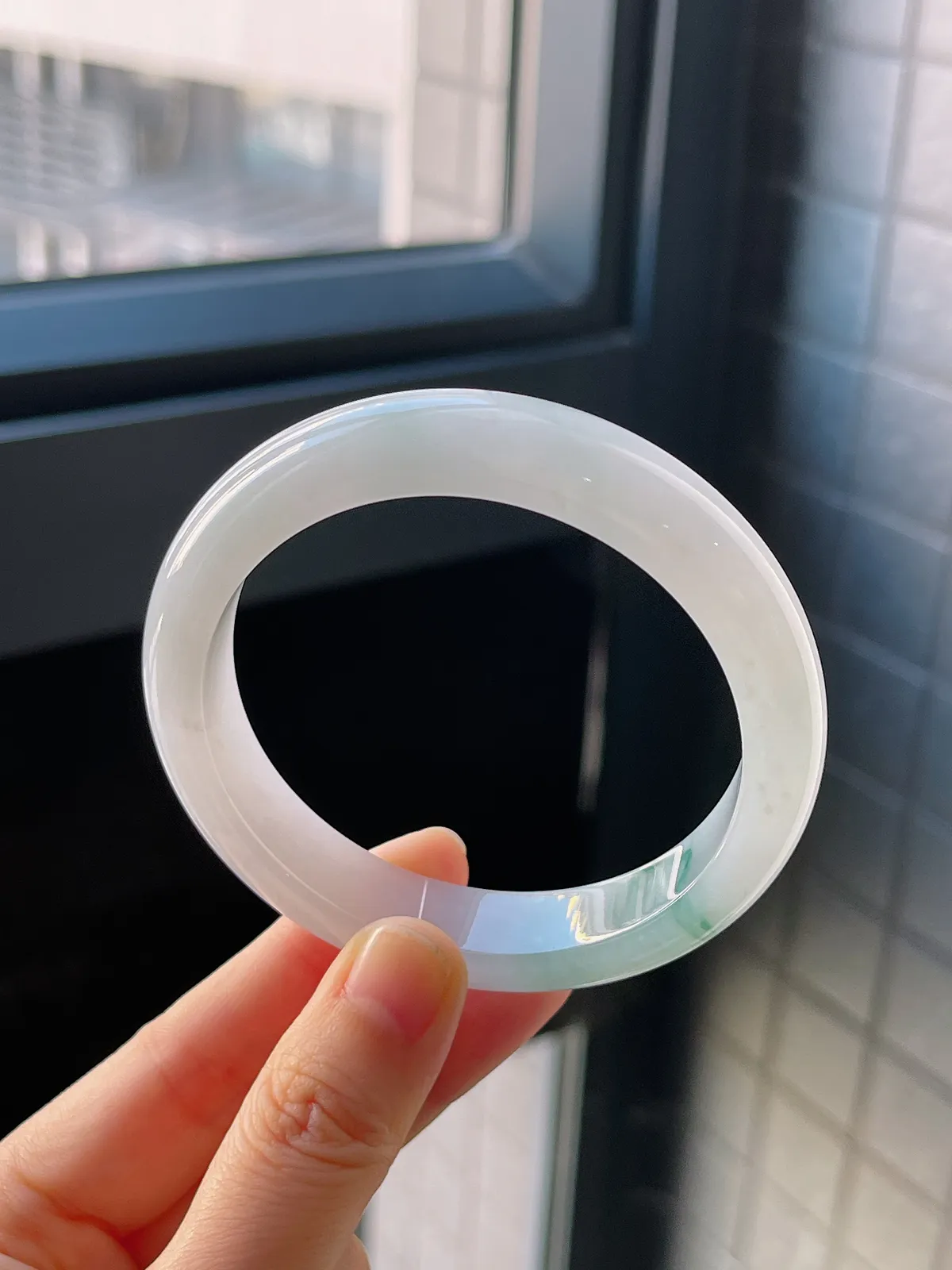 正圈57.8圈口，翡翠冰糯种飘绿手镯