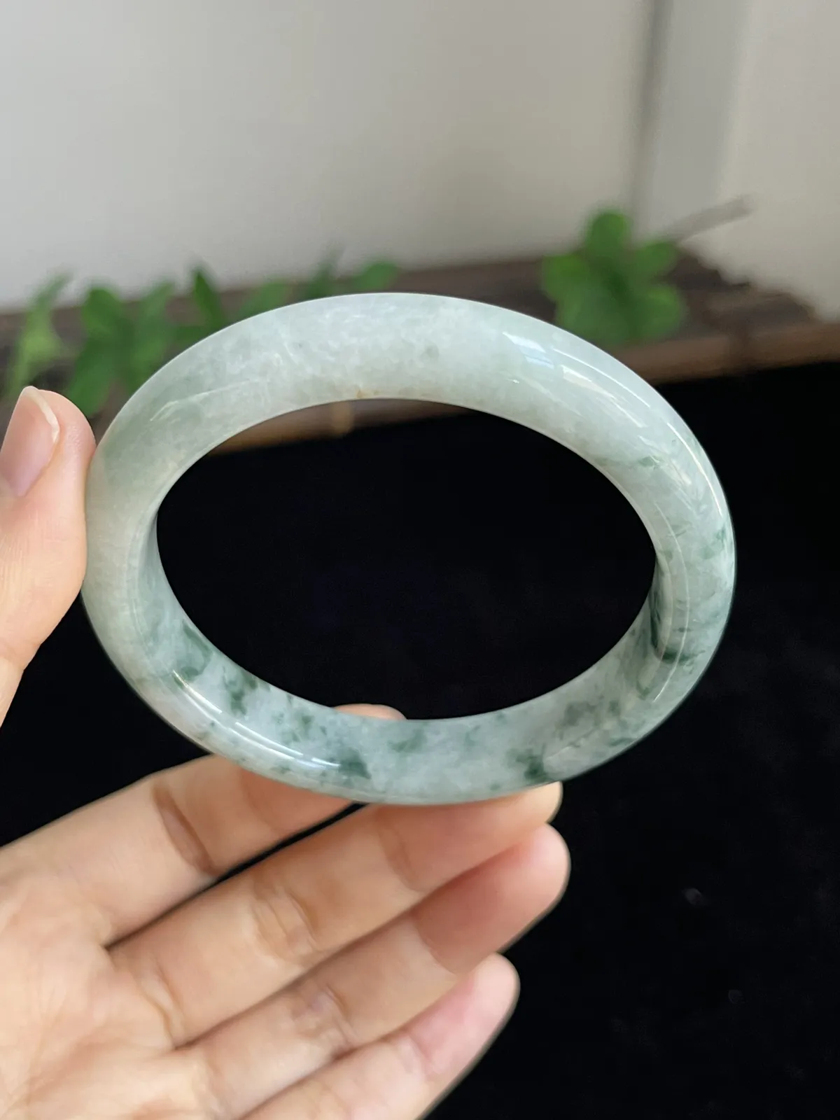 正圈56.2圈口，翡翠糯化种飘绿正手镯