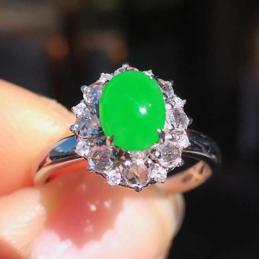 阳绿蛋面戒指，色泽均匀艳丽，玉质细腻，荧光感超
强，饱满圆润，尽显优雅气质，18k
金豪华镶嵌