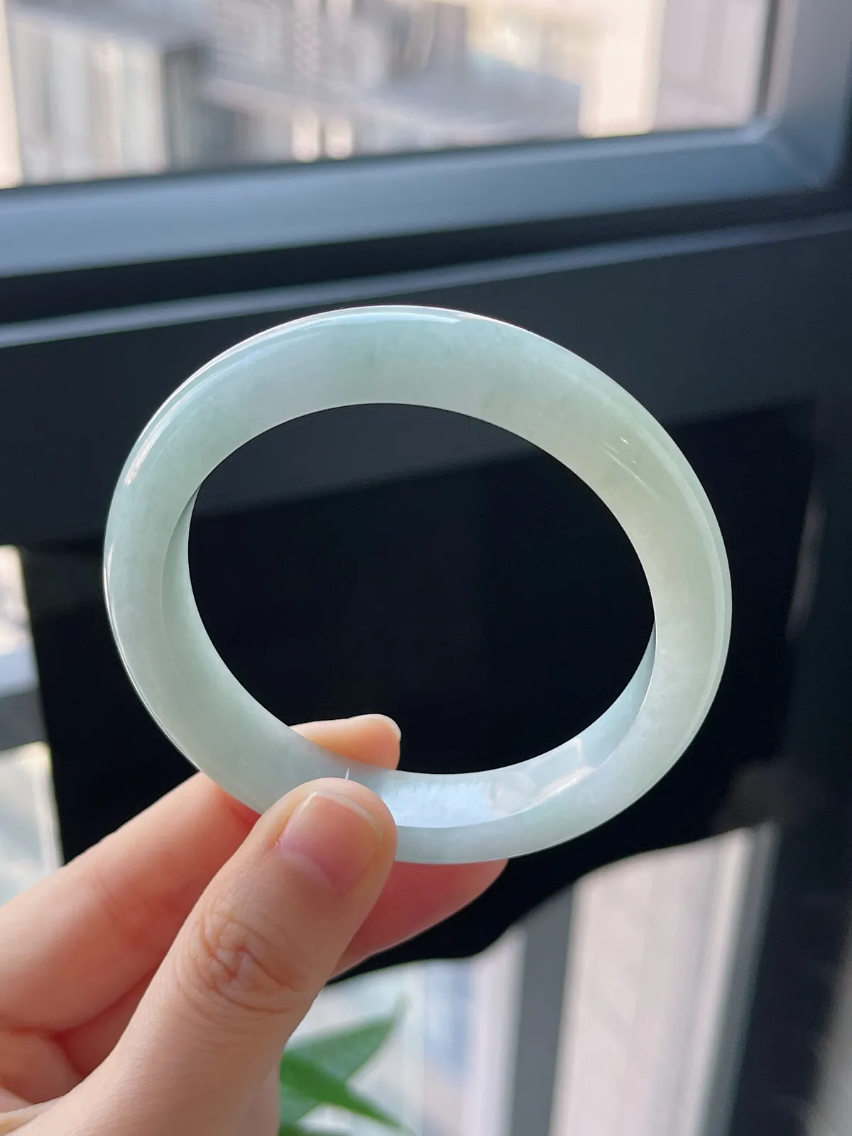 正圈54.6圈口，翡翠糯化种浅绿色手镯