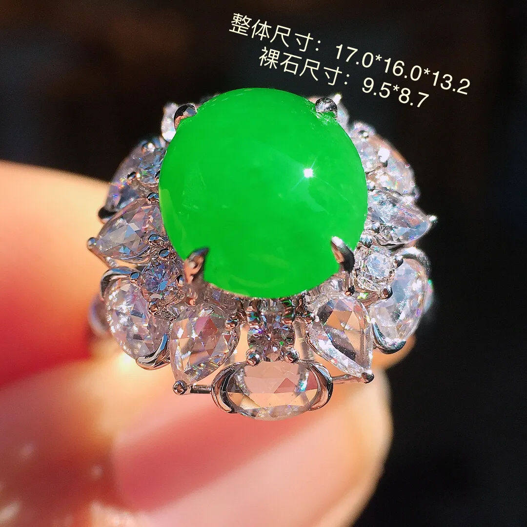 阳绿蛋面戒指，色泽均匀艳丽，玉质细腻，荧光感超
强，饱满圆润，尽显优雅气质，18k
金豪华镶嵌