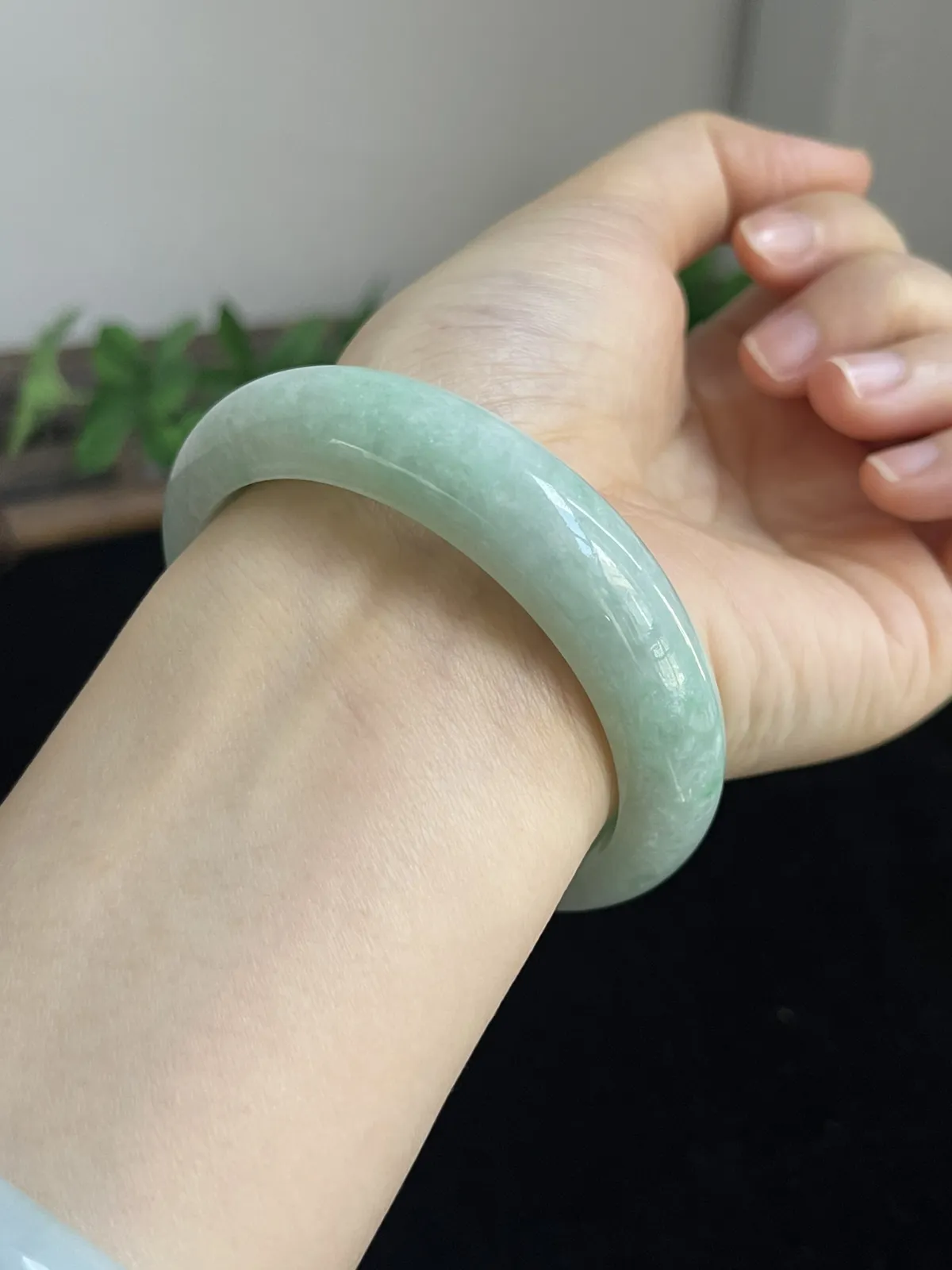 正圈55圈口，翡翠糯化种飘绿手镯