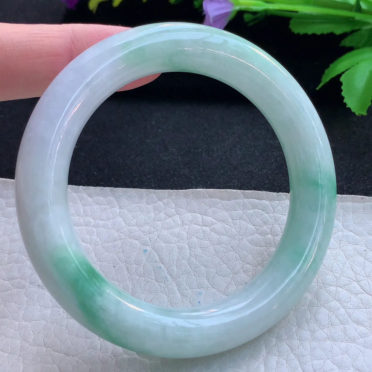 hy实拍55*11.3胖圆镯 天然缅甸翡翠玉手镯飘绿花水润圆条玉手环