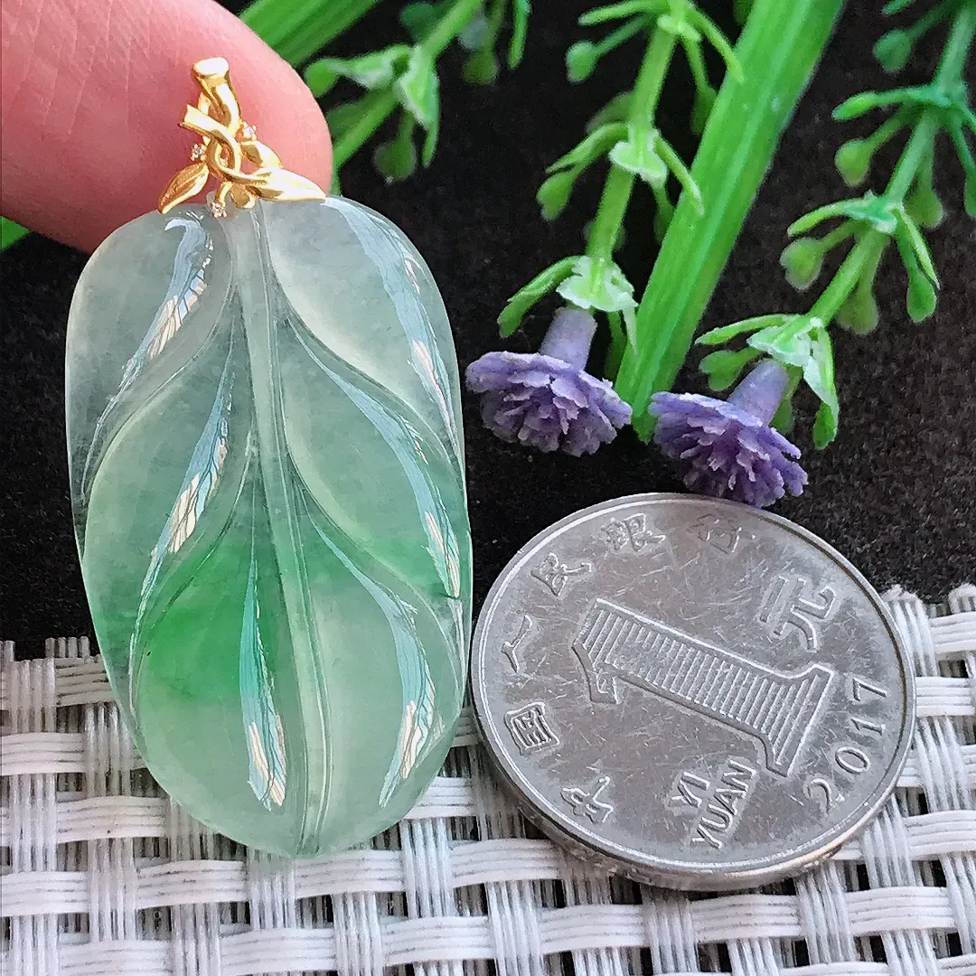 实拍A货翡翠35.8/21/4.2老坑18k金镶嵌冰种起胶飘阳绿叶子吊坠翡翠挂件