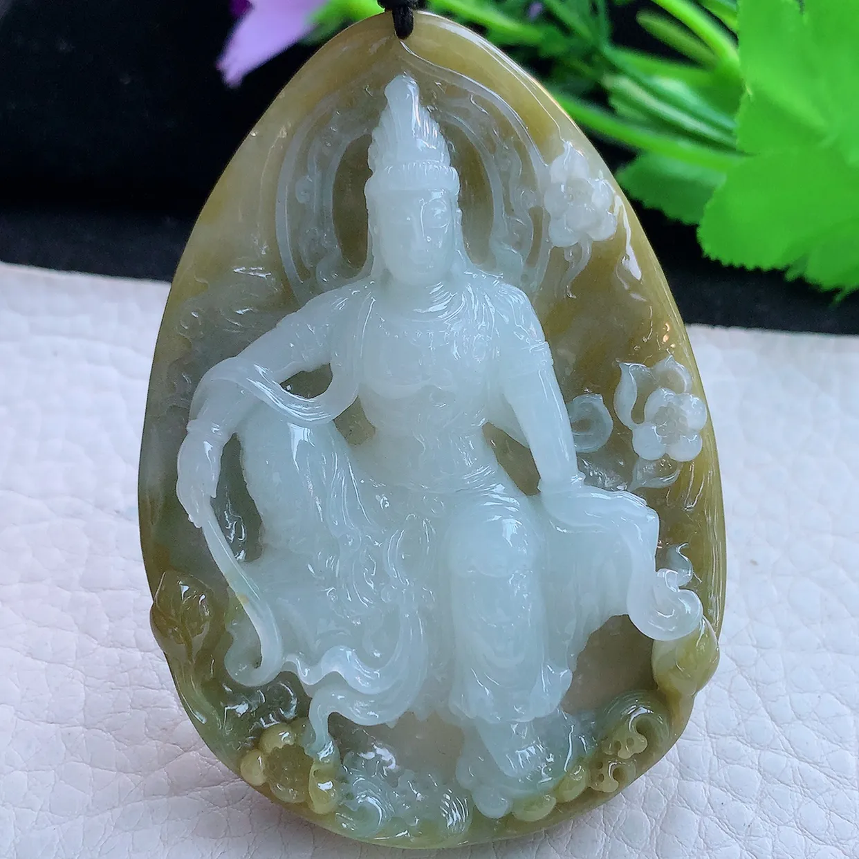 px实拍71.2*52.6*14.6俏色特色双彩缅甸翡翠精雕自在观音玉挂件